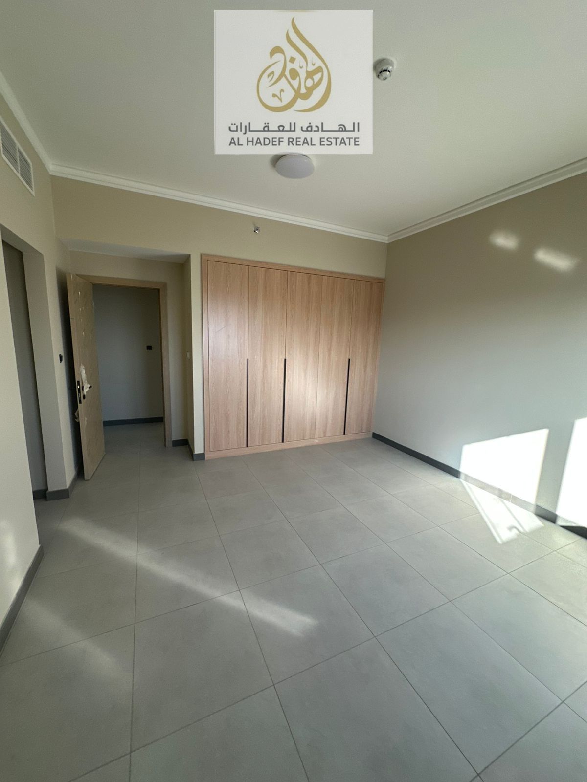 Three-bedroom apartment with a living room, maid's room, office, laundry room, and parking. First occupancy. Super deluxe finishing.