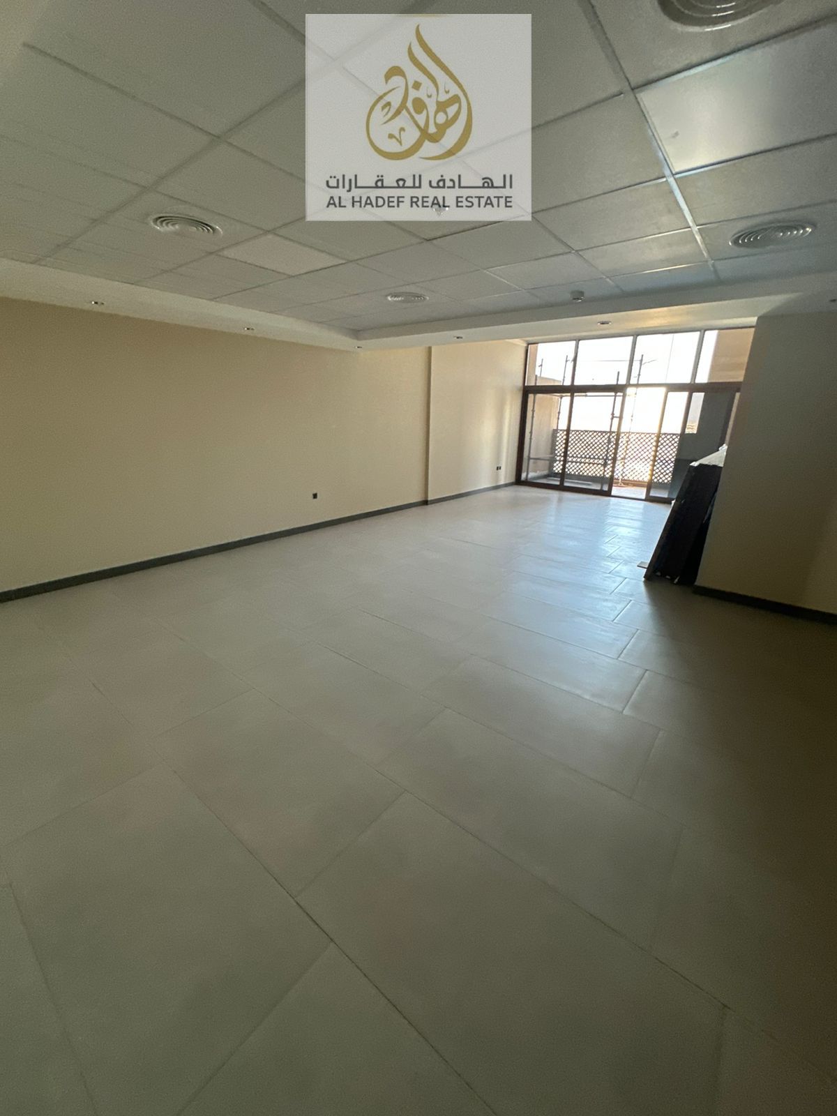 Two-bedroom apartment with a living room, maid's room, laundry room, and parking. First occupancy. Super deluxe finishing.