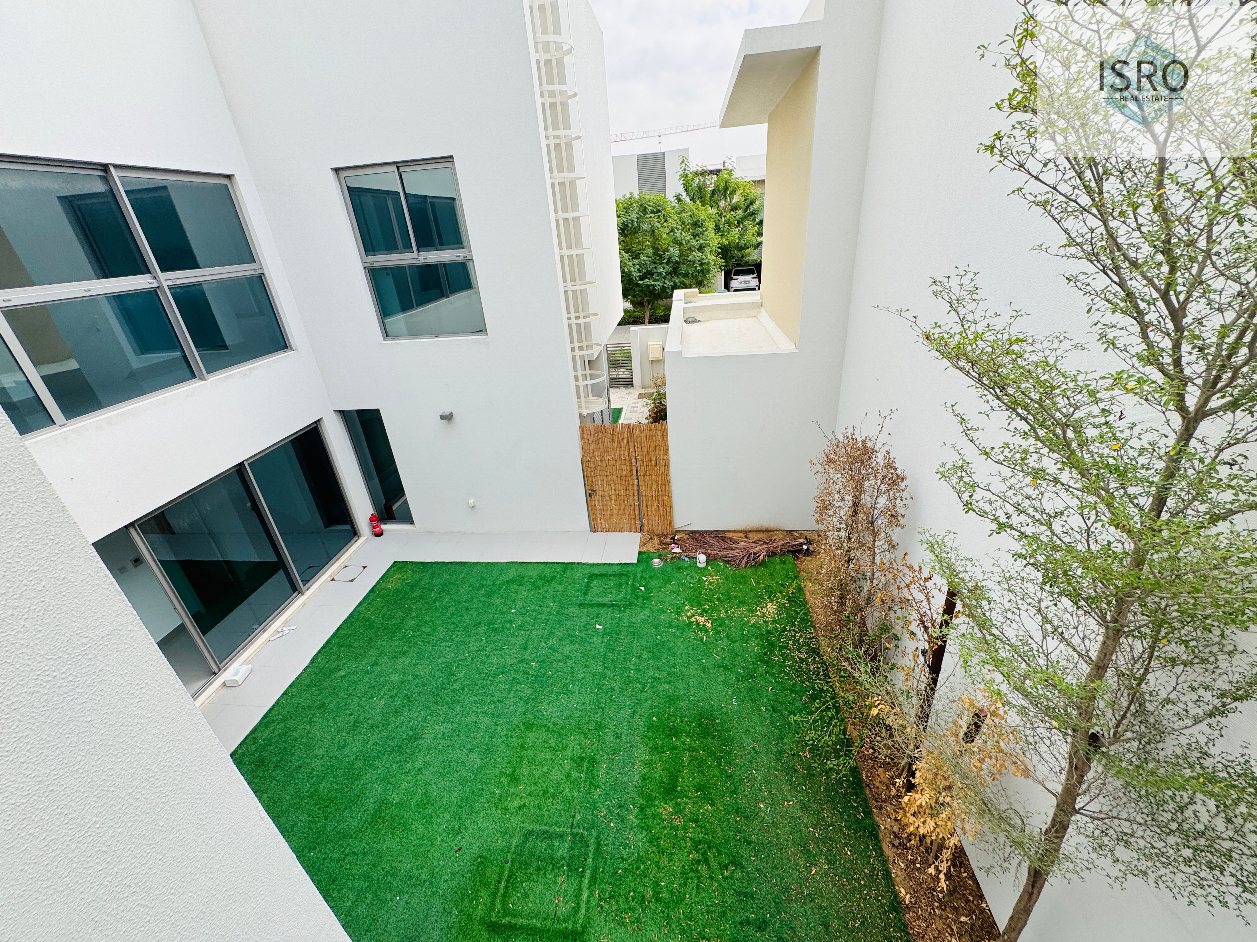 DOUBLE LIVING ROOM 3B COURTYARD TH READY TO MOVE