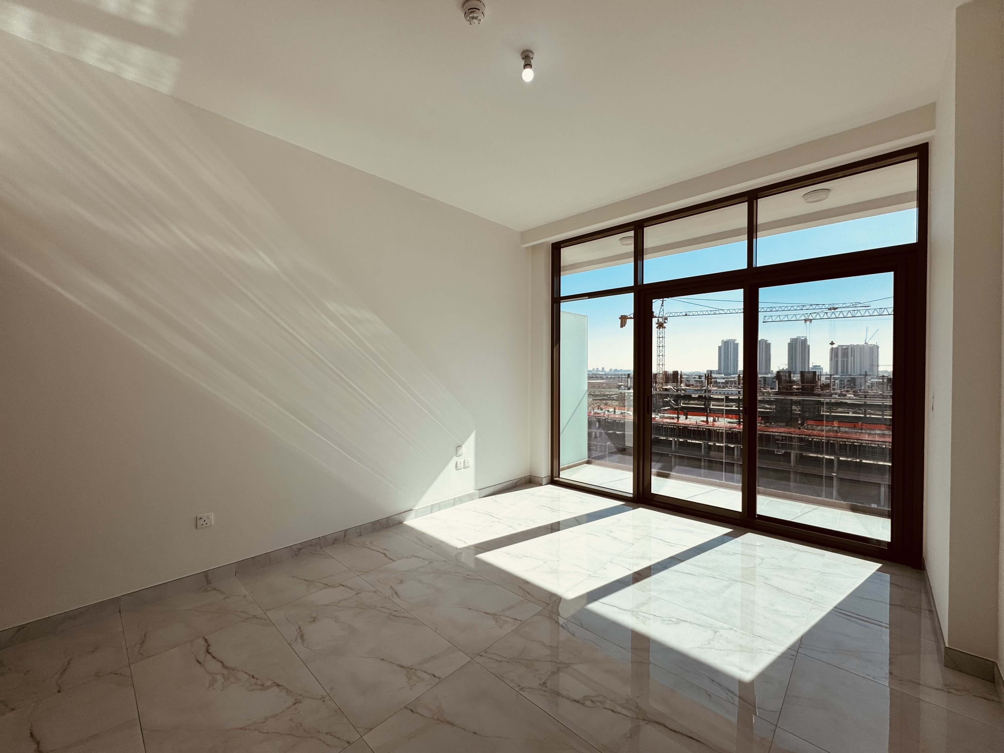 ALL NEW STUDIO APARTMENT // FITTED KITCHEN AND FREE CHILLER
