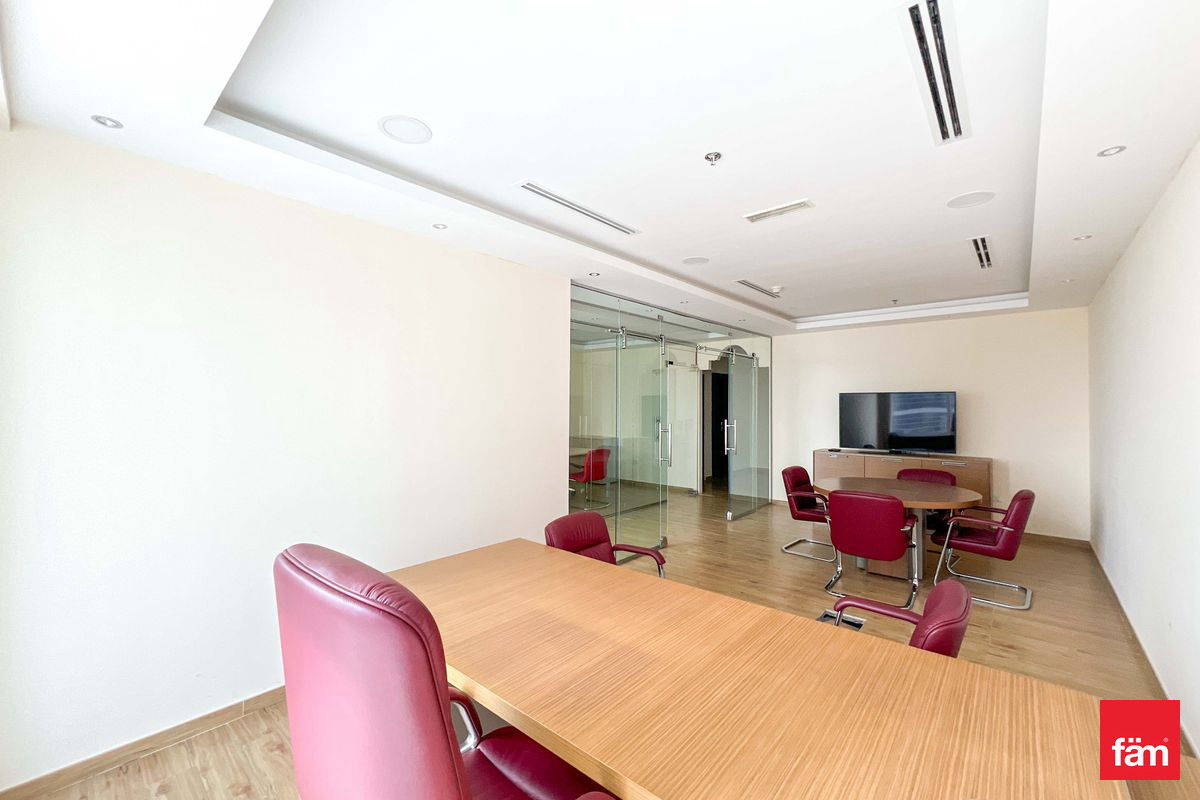 Fitted And Furnished / Vacant / 2 Parkings