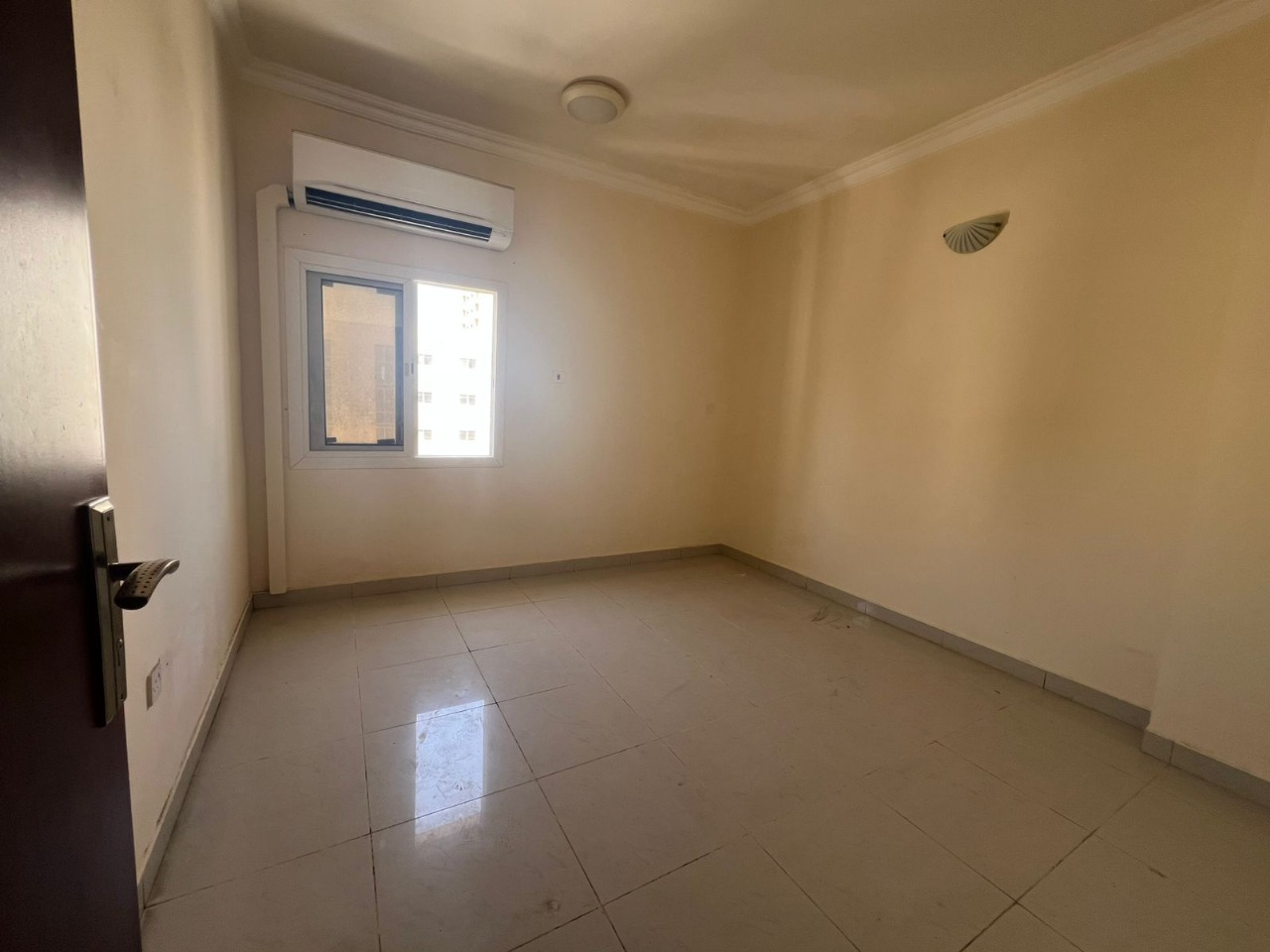 One-bedroom hall in Al Nabaa with balcony, 2 bathrooms, split A/C, rent 27K in 4 payments.