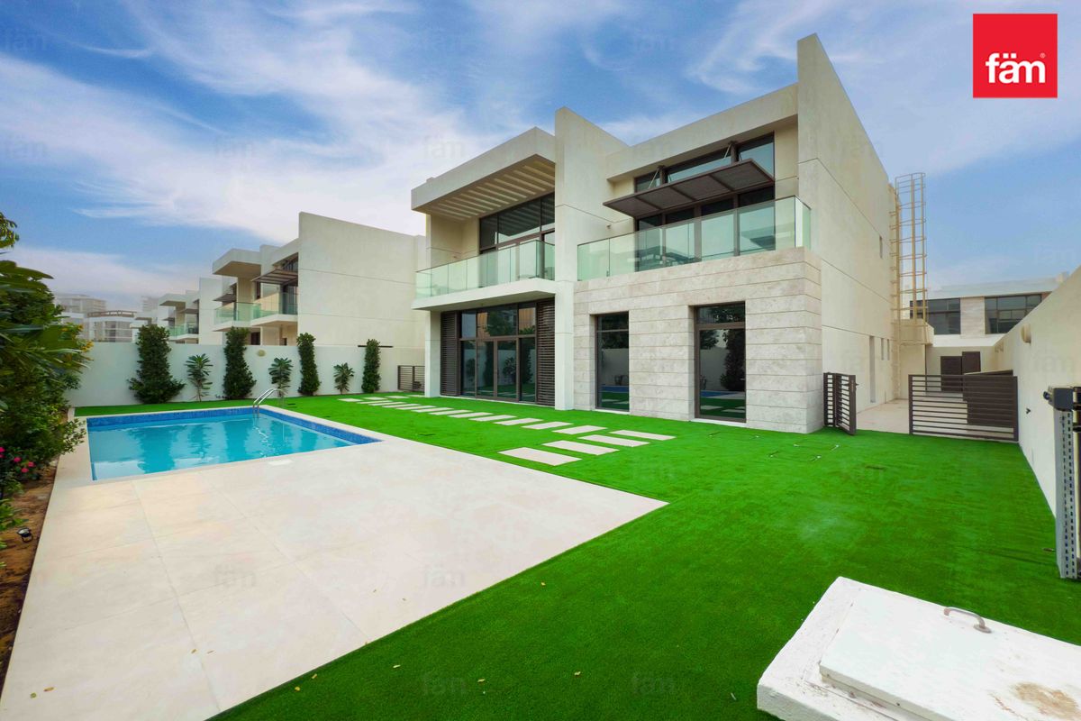 Luxury Living | Good ROI | Vacant Villa