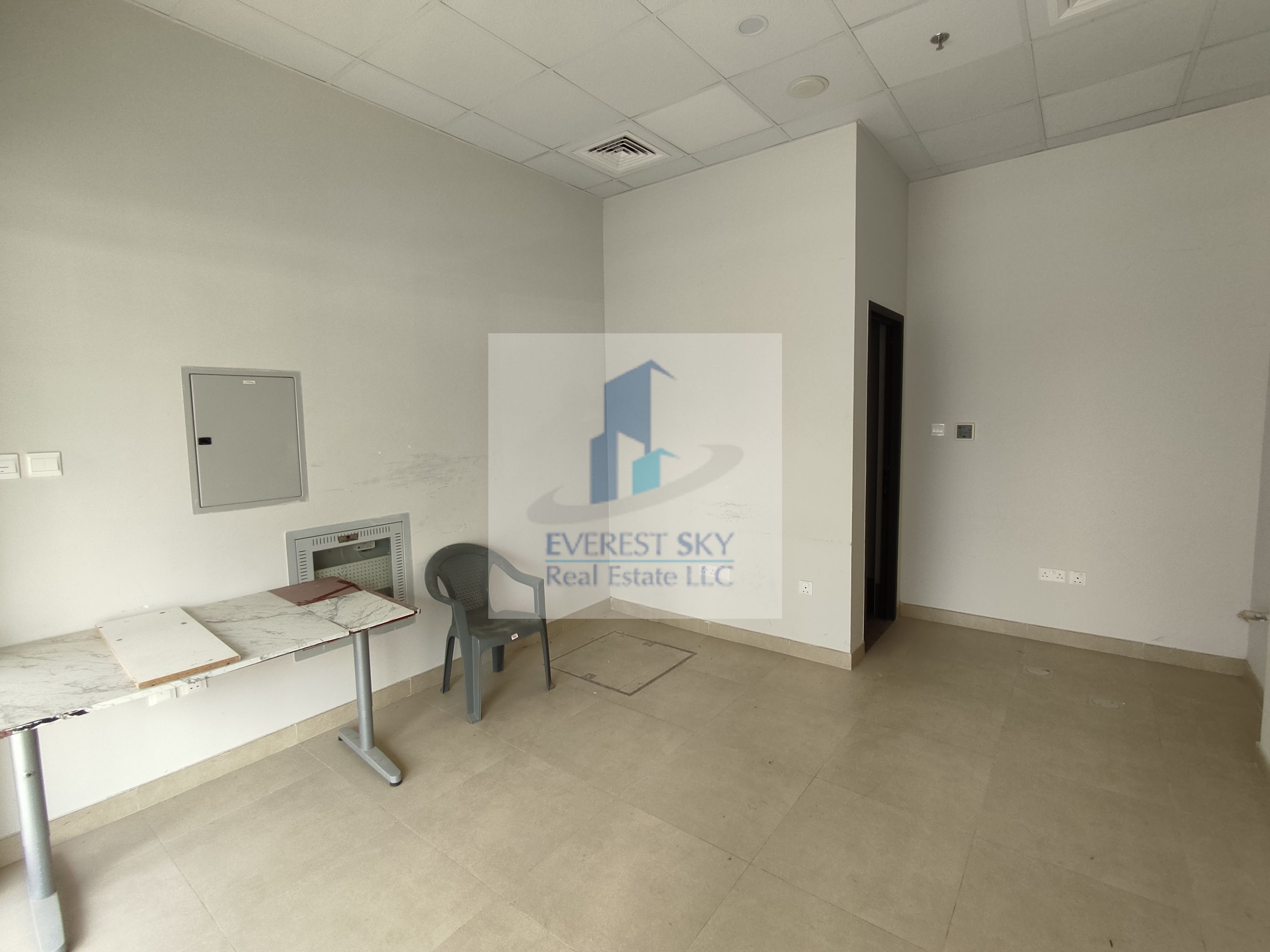 Small shop with toilet for URGENT LEASE(Not on main road) !!