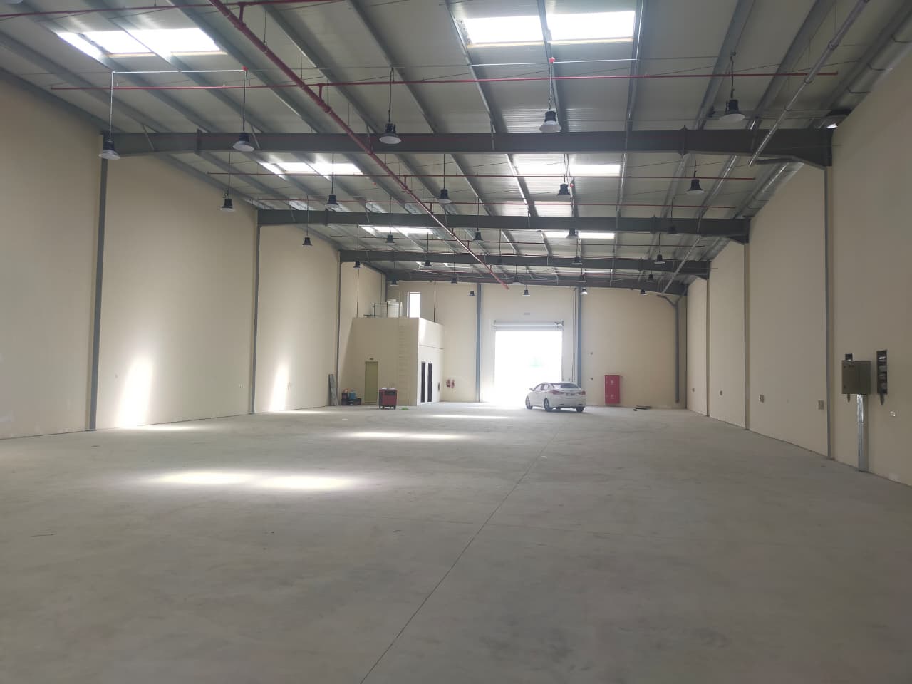 8,500 sq. ft warehouse, 50 kW electricity, AED 480,000, with office, kitchen, and bathroom.