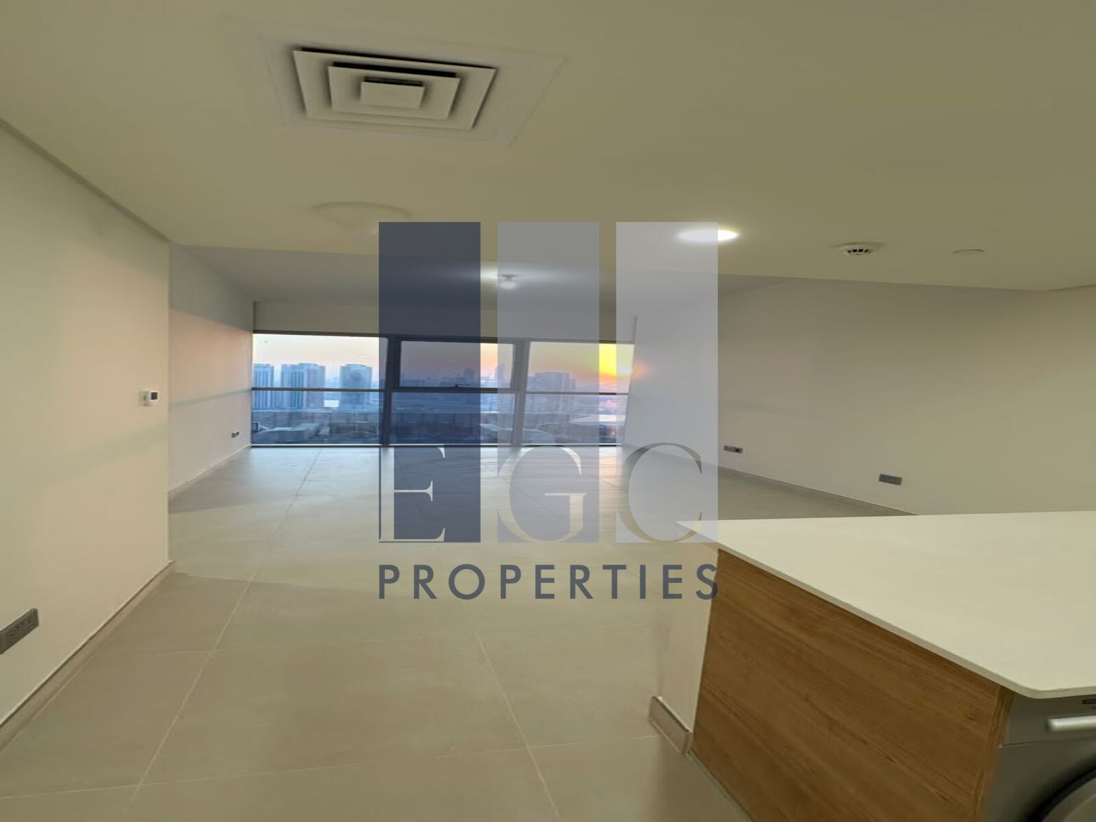 Modern 2 Bedroom | Skyline View | Balcony Living