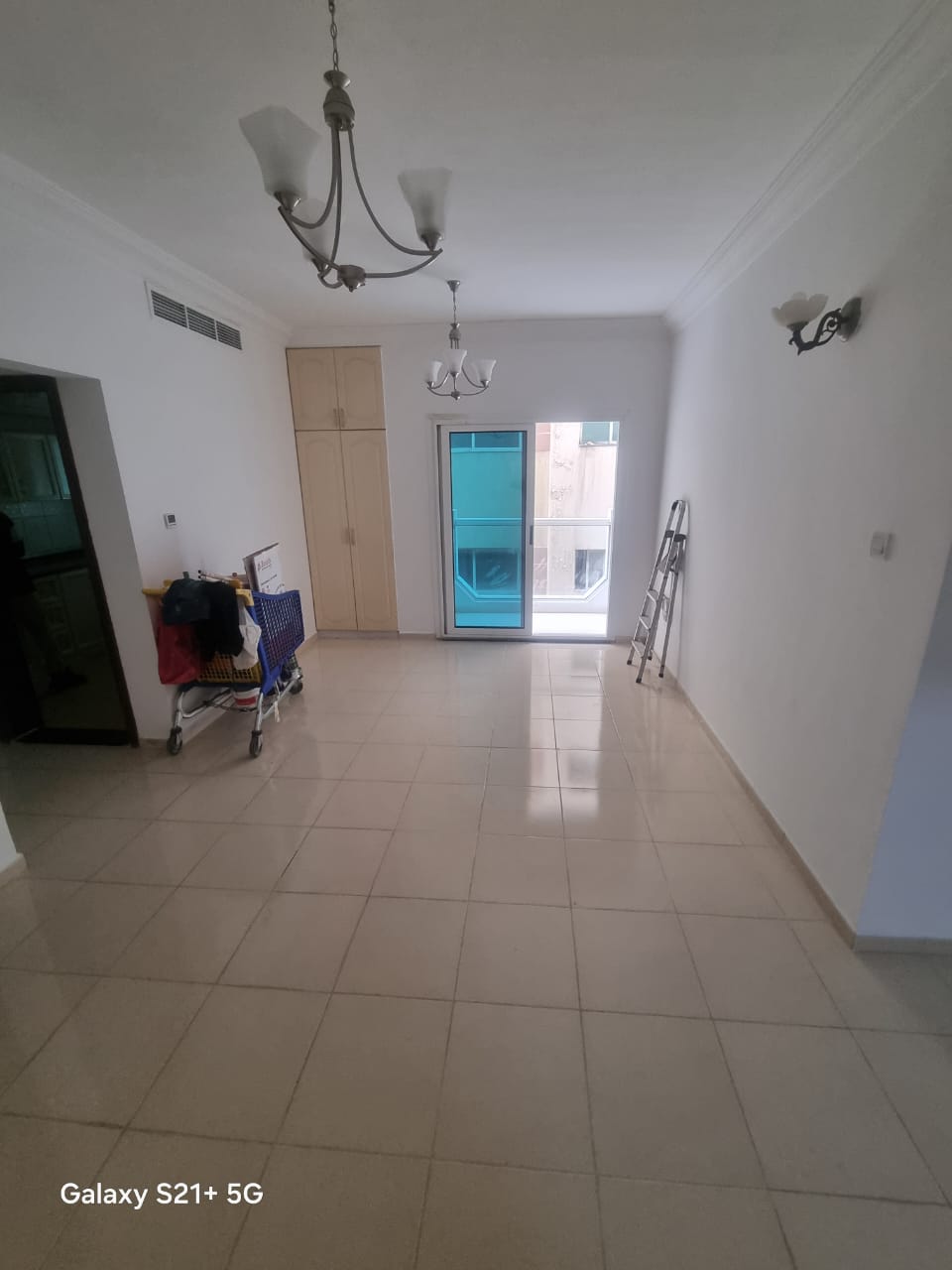 For annual rent in Sharjah, Al Taawun area: one bedroom, a living room, 2 bathrooms, a balcony, central air conditioning, and cupboards.