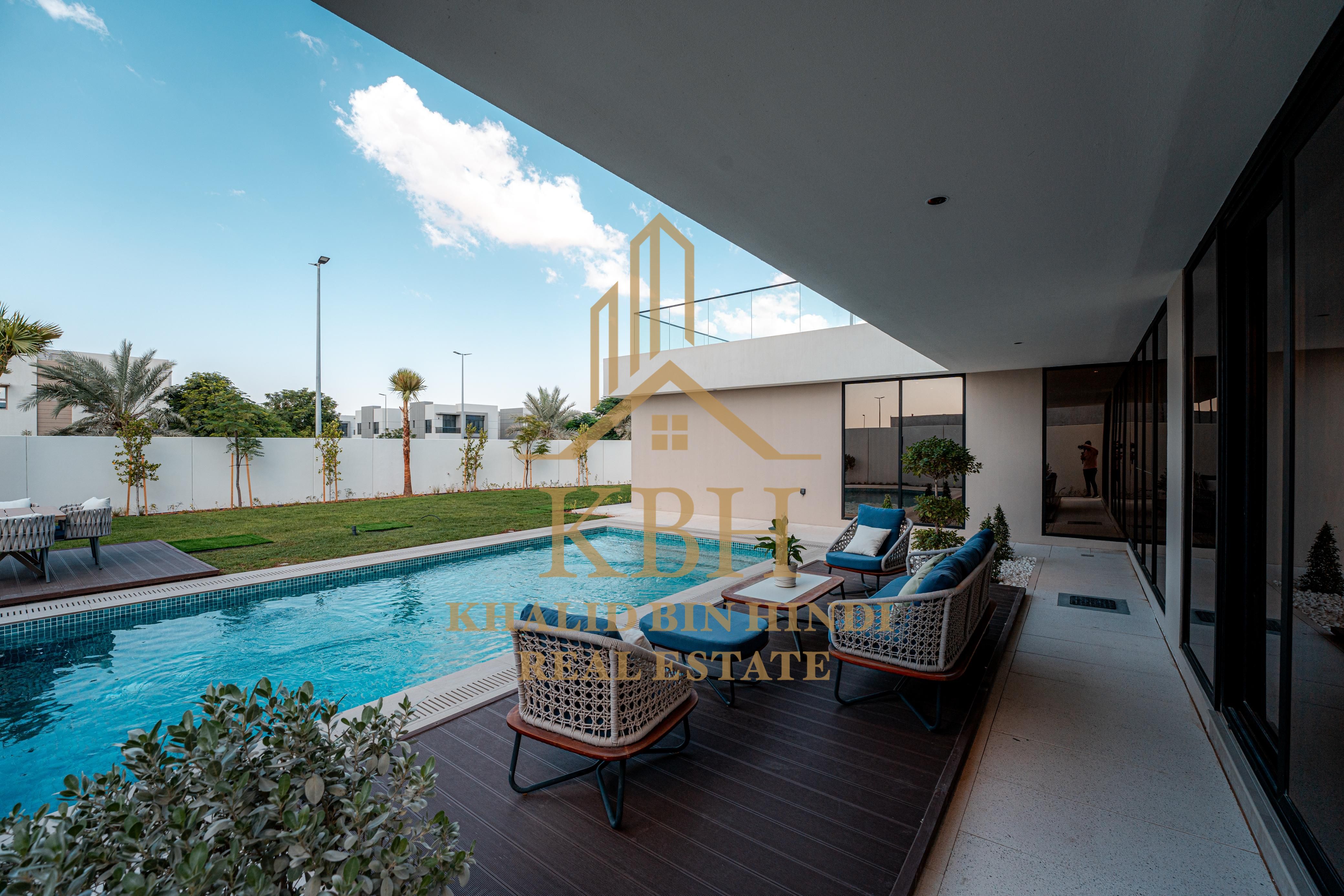 Luxury living starts here: Independent 5-master bedroom villa with optional pool, strategically located near all services and shopping centers.