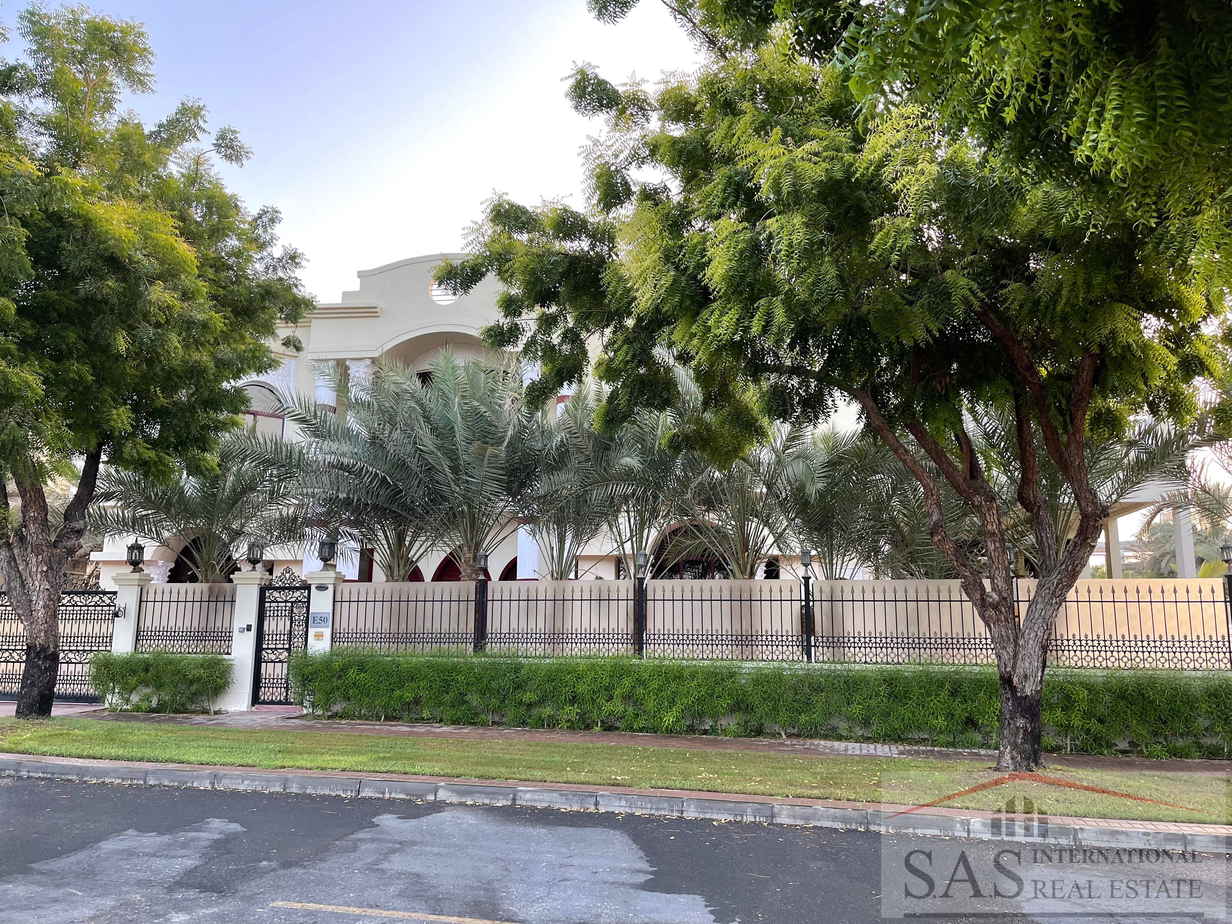 Distinctive Design | Panoramic Full Lake View