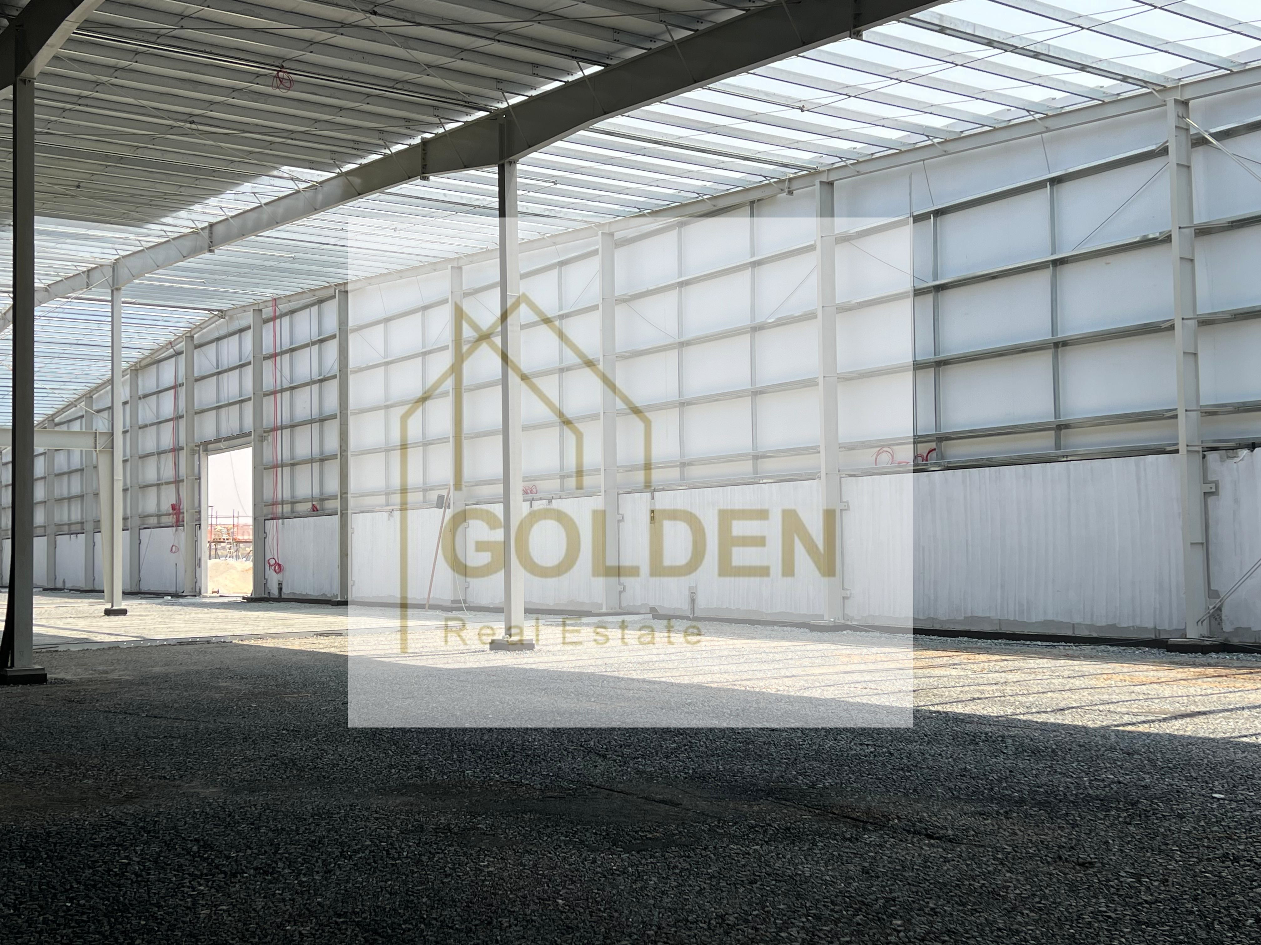 60 kW electricity, high-capacity storage warehouse with direct front parking, located on the main road in a prime main-street location.