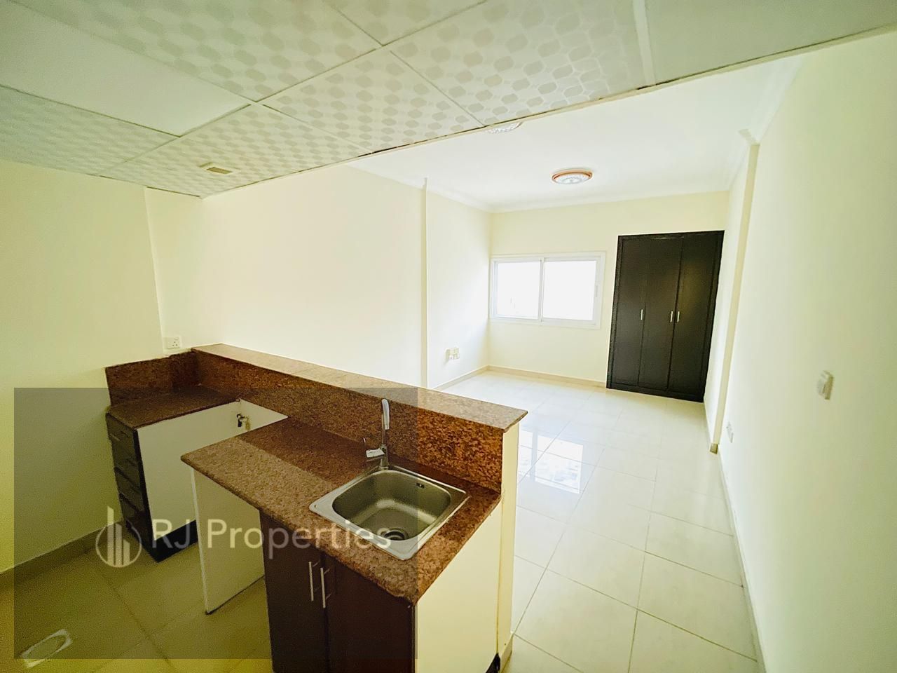 Spacious Studio Apartment - School Zone - Family Building - Easy Access For Dubai
