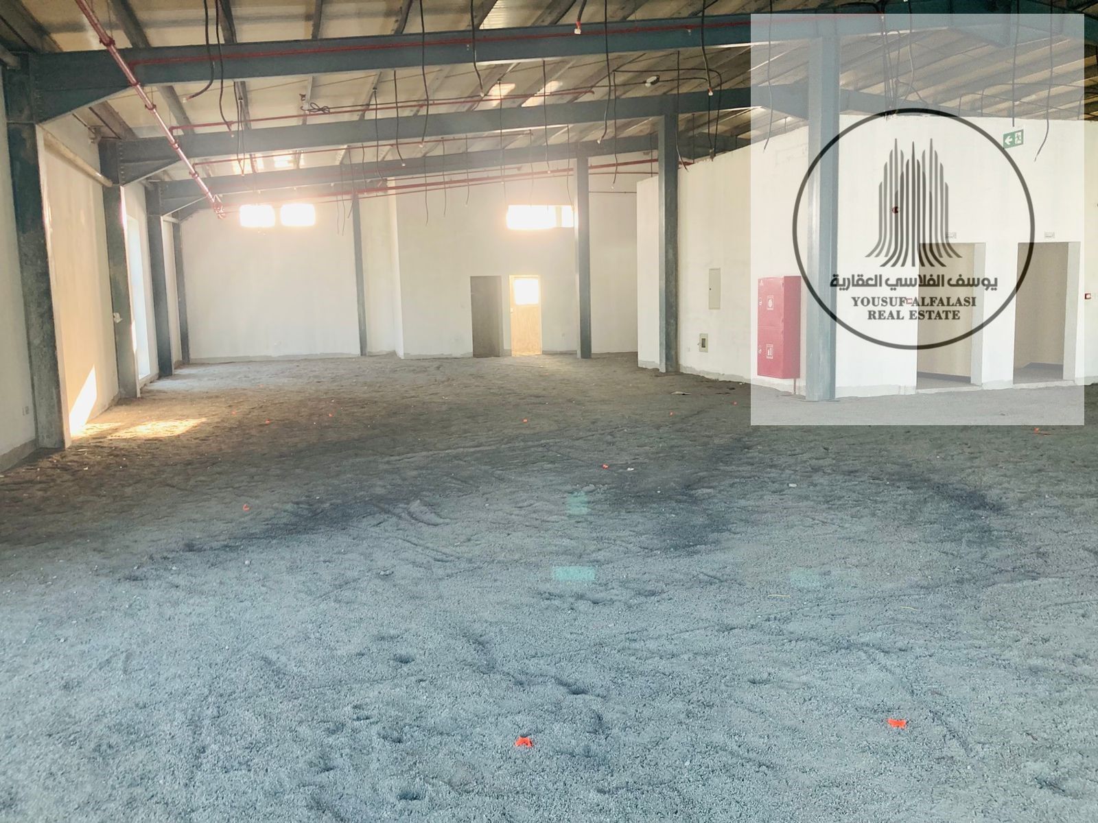 A prime investment opportunity: A spacious showroom with a mezzanine is available for rent.