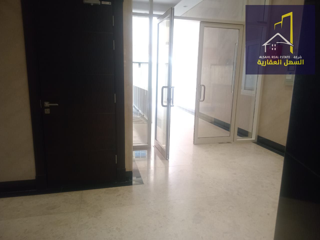 Building for sale in Al Falah area, near Airport Road. Excellent location and excellent interior.