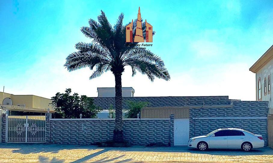 Like new 5 bedroom villa for sale small garden parking hall separate Majlis Maid room just 1.3m