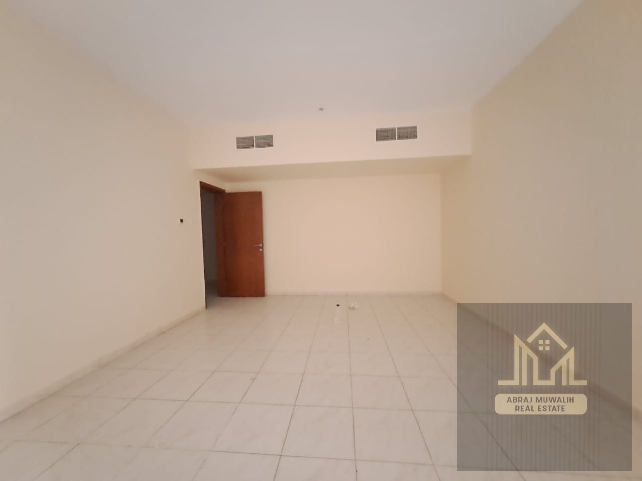 LAVISH 2BHK WITH 3 WASHROOM 1 MASTER ROOM WITH BALCONY IN 45K 6CHQ PAYMENT
