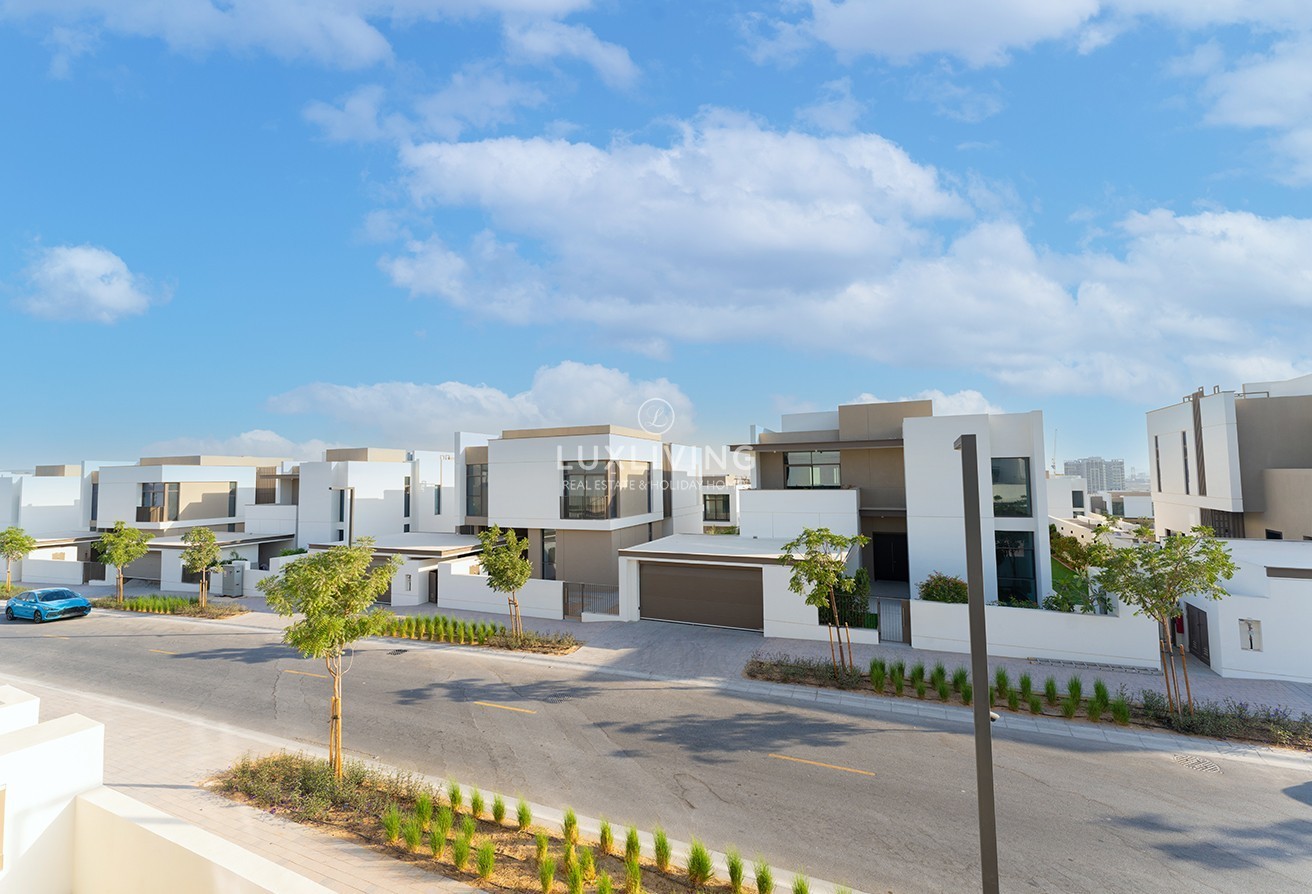Huge Plot | Close to Pool | Multiple Options