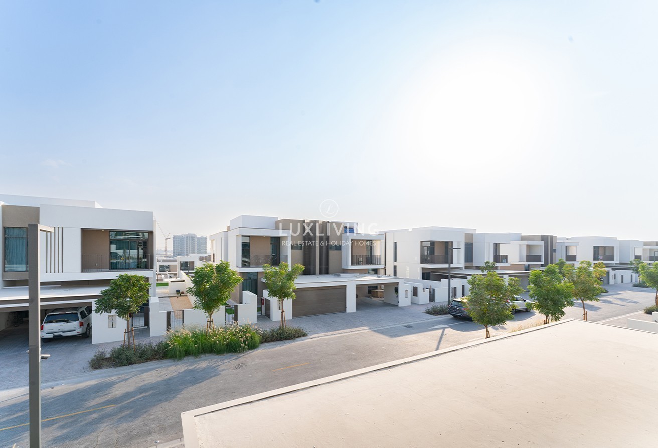 Huge Plot | Close to Pool | Multiple Options
