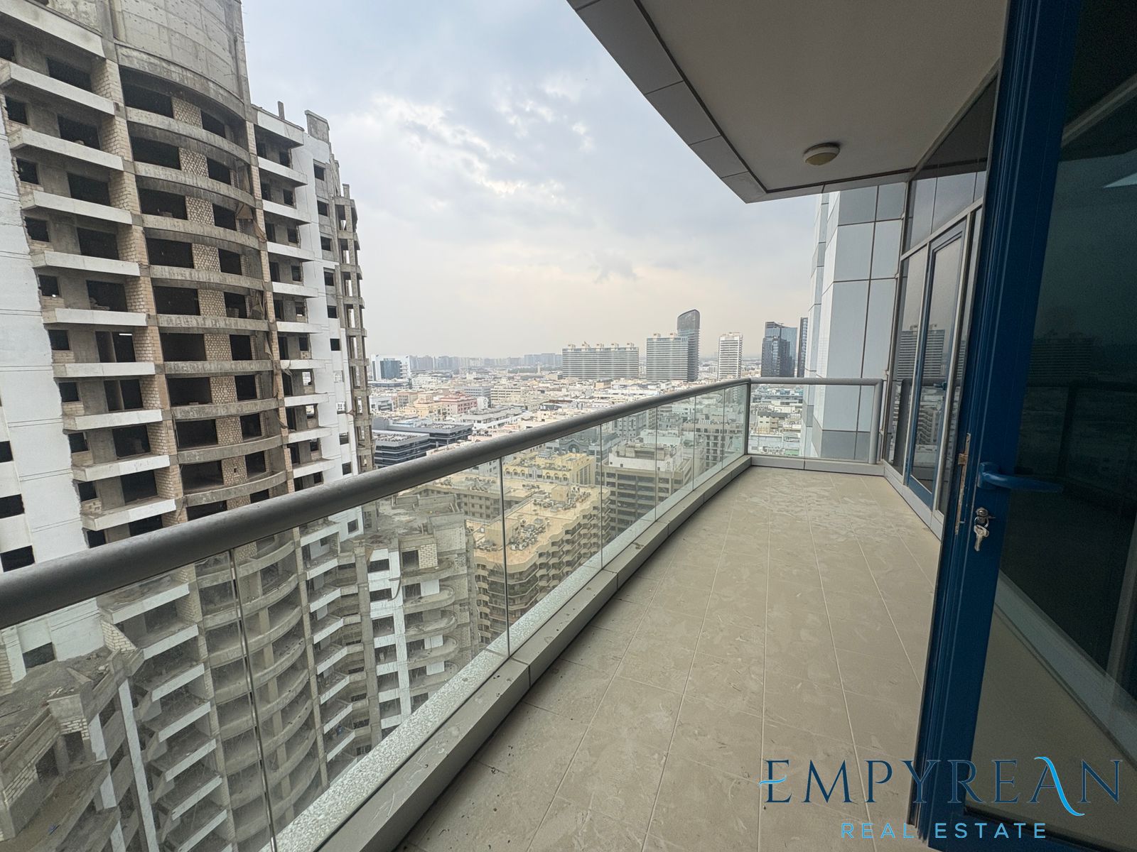 FULL KITCHEN APPLIANCES | PRIME LOCATION | CHILLER FREE
