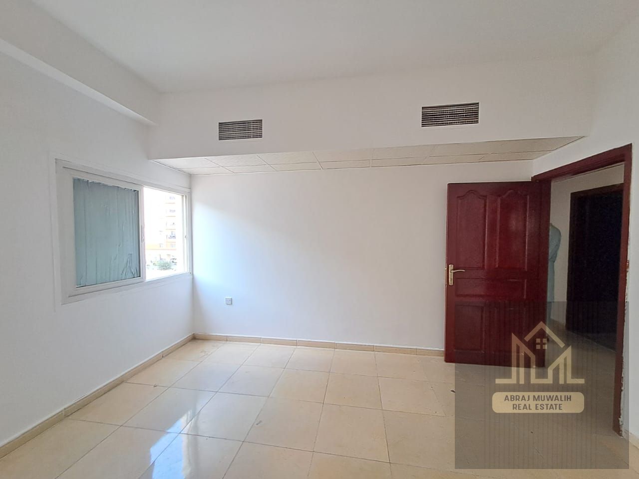 WOW \\ LOOK LIKE A SPACIOUS GORGEOUS APARTMENT \\ AT THE PRIME LOCATION \\ FAMILY BUILDING \\ FREE OPEN PARKING