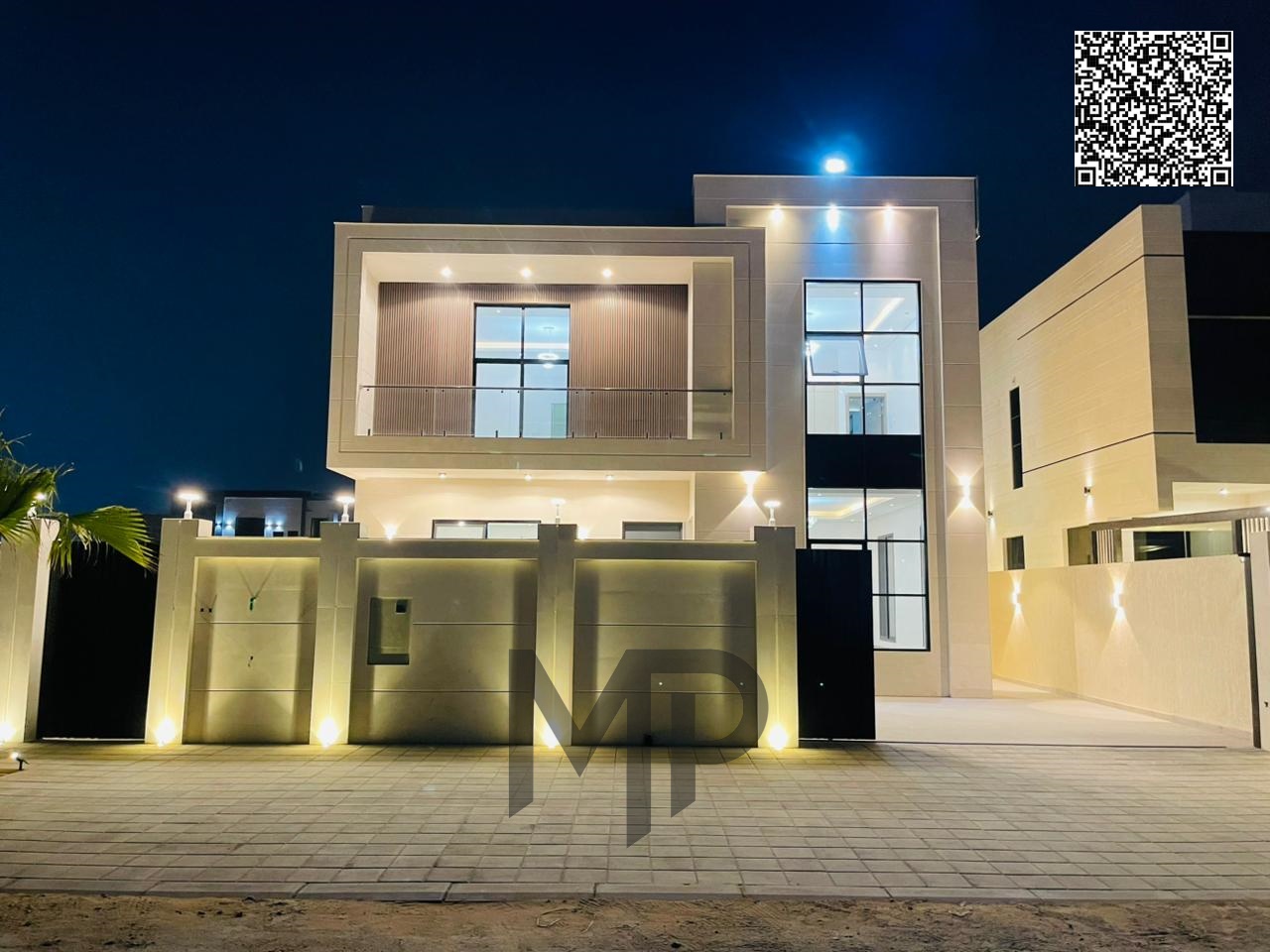 Luxury villa with a land area of 4200sq ft, 5 master bedrooms with a large garden, in a prime location behind Al Watan University. Freehold ownersh