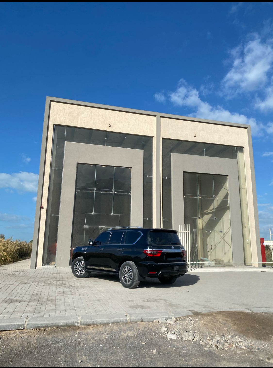 Showroom for rent in Julfar, Ras Al Khaimah. 600 sqm, 10 m height, 75 power, mezzanine option, suitable for commercial use with flexible payment.