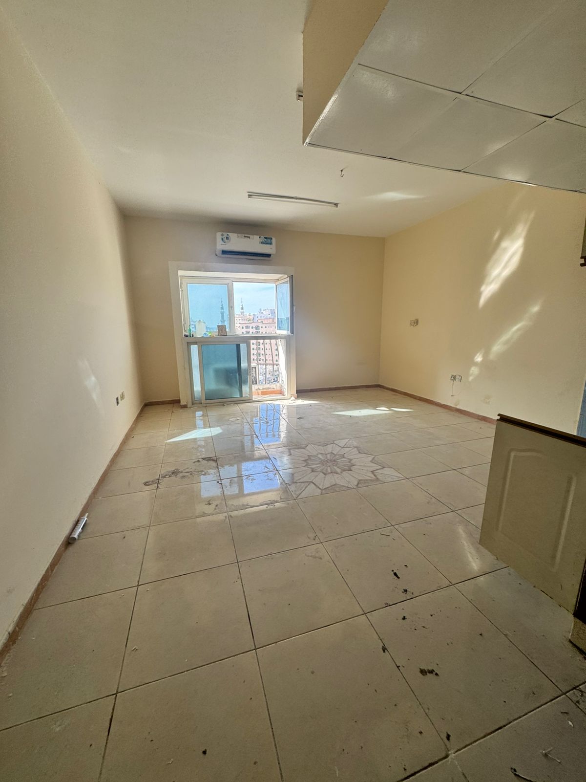Family studio in Al Qulay'ah, large spaces, distinctive sea view, quiet location, flexible payment facilities, 17,000 thousand dirhams.