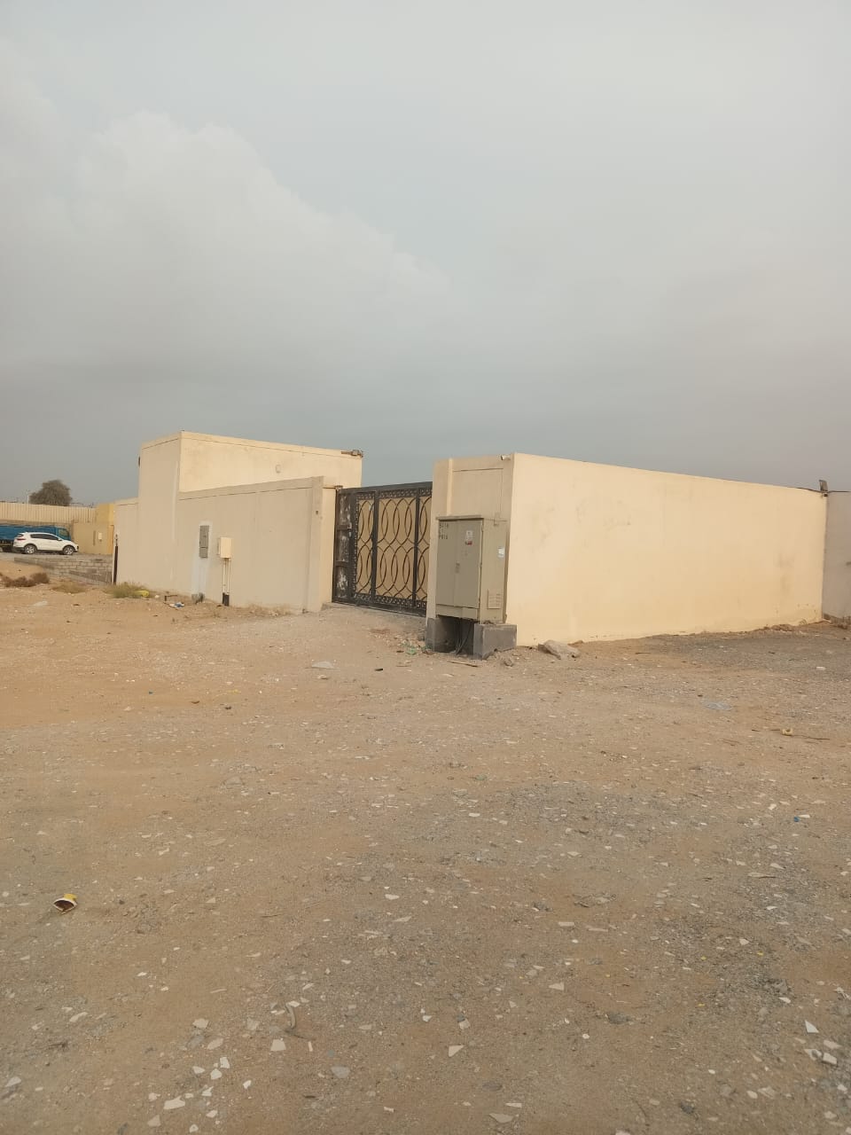 A 14,000 sq ft plot of land for rent in Al Hanoo, with regular electricity, fully maintained, large spaces and payment facilities, 250,000 dirhams.
