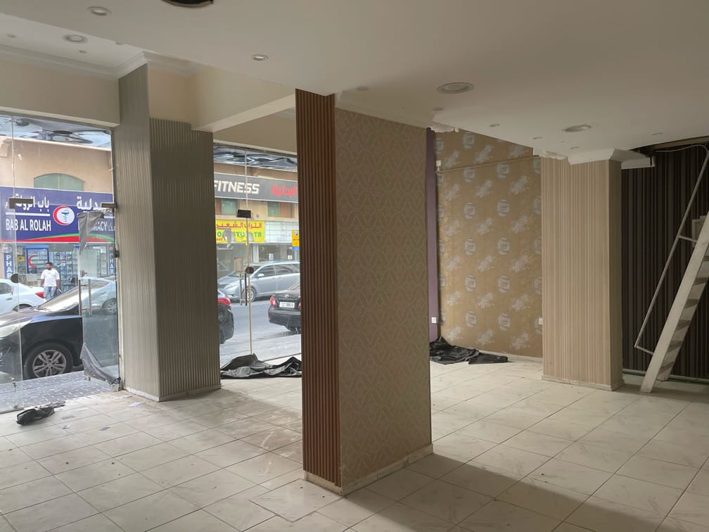 Shop for rent in Al Shuwaheen, spacious areas, deluxe finishes, prime location, flexible payment facilities, ready to operate, 60,000 dirhams.