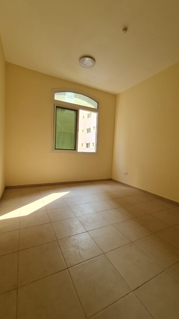 Two rooms and a hall in Al Qulay'ah, gym and free swimming pool, 2 bathrooms, spacious areas, flexible payment facilities, 38,000 thousand dirhams.