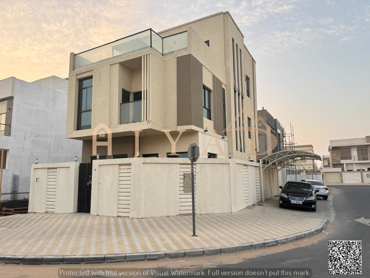 A distinctive villa at an attractive price. Two floors and a roof terrace for sale directly from the owner. Prime location directly opposite the mosqu