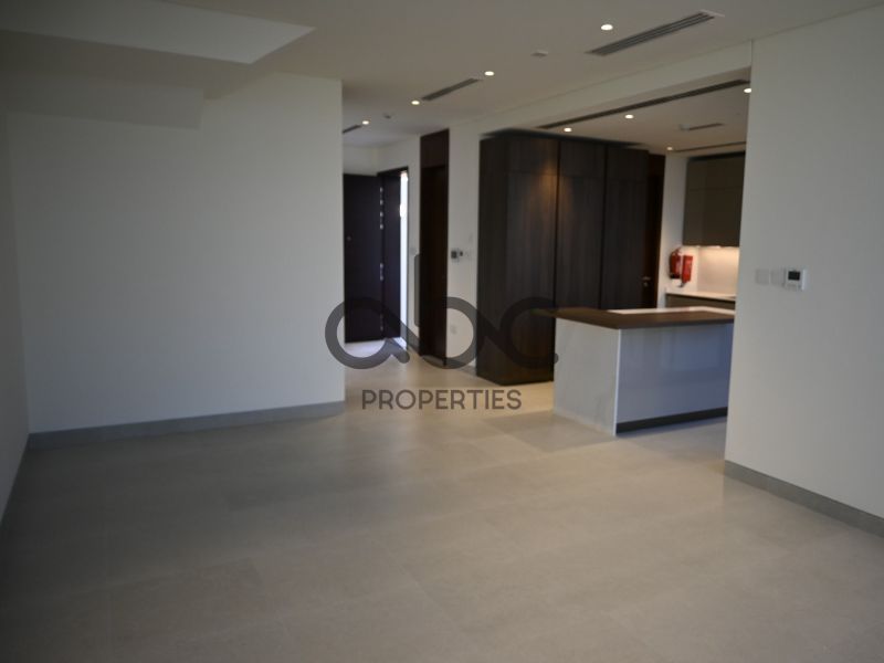 Single Row | Elegant 2BR+M | Balcony | Vacant