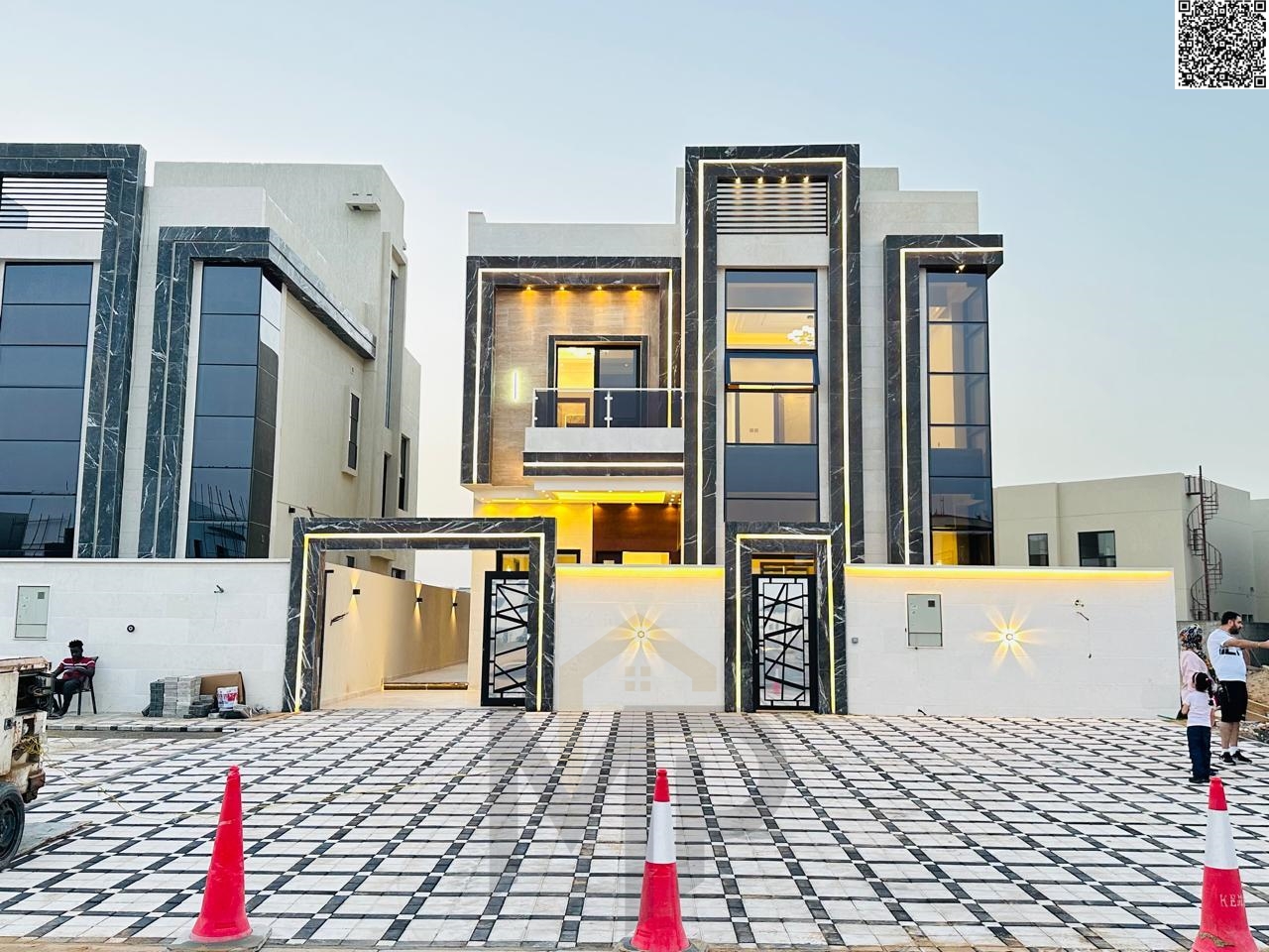 Own your dream villa and invest in a sophisticated luxury villa in the heart of Al-Hilweh. Two floors and a roof terrace with a front setback. Registr