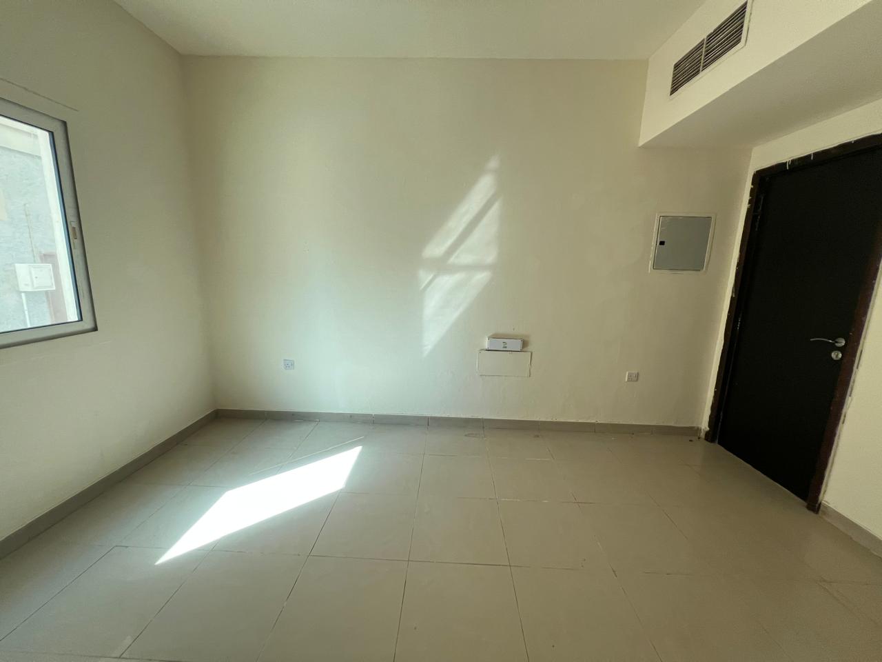 Lavish 1bhk good building near safari mall rent 30k