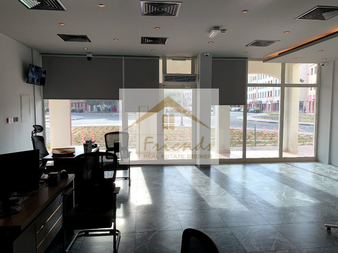 FULLY FITTED SHOP FULLY FURNISHED FRONT SIDE SHOP FOR RENT IN ENGLAND CLUSTER