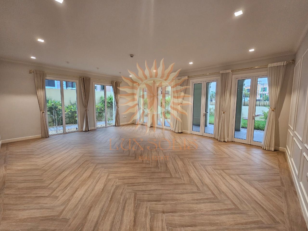 SEASIDE LUXURY | PRIVATE GARDEN | MODERN LIVING