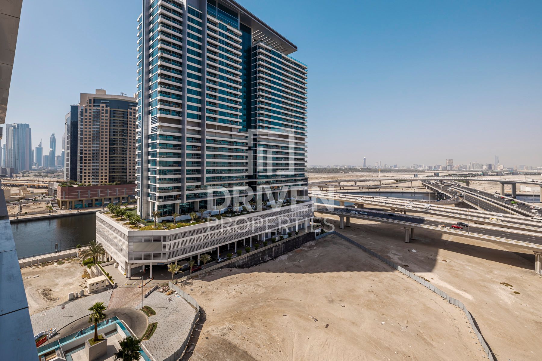 Spacious Unit | Full Canal View | Closed Kitchen