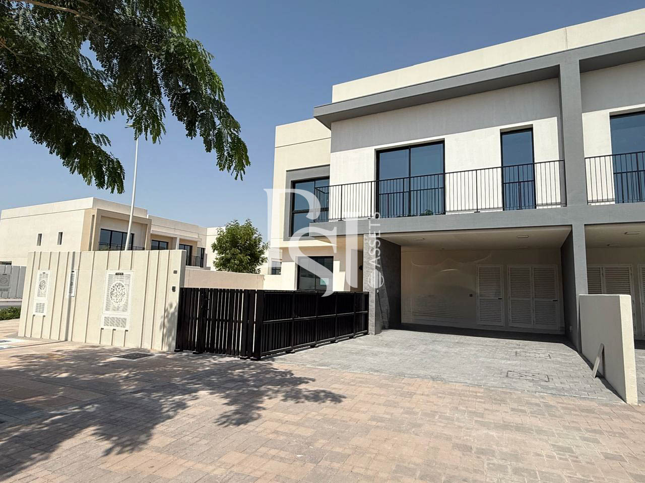 Spacious Layout | End Unit | Ready to Move