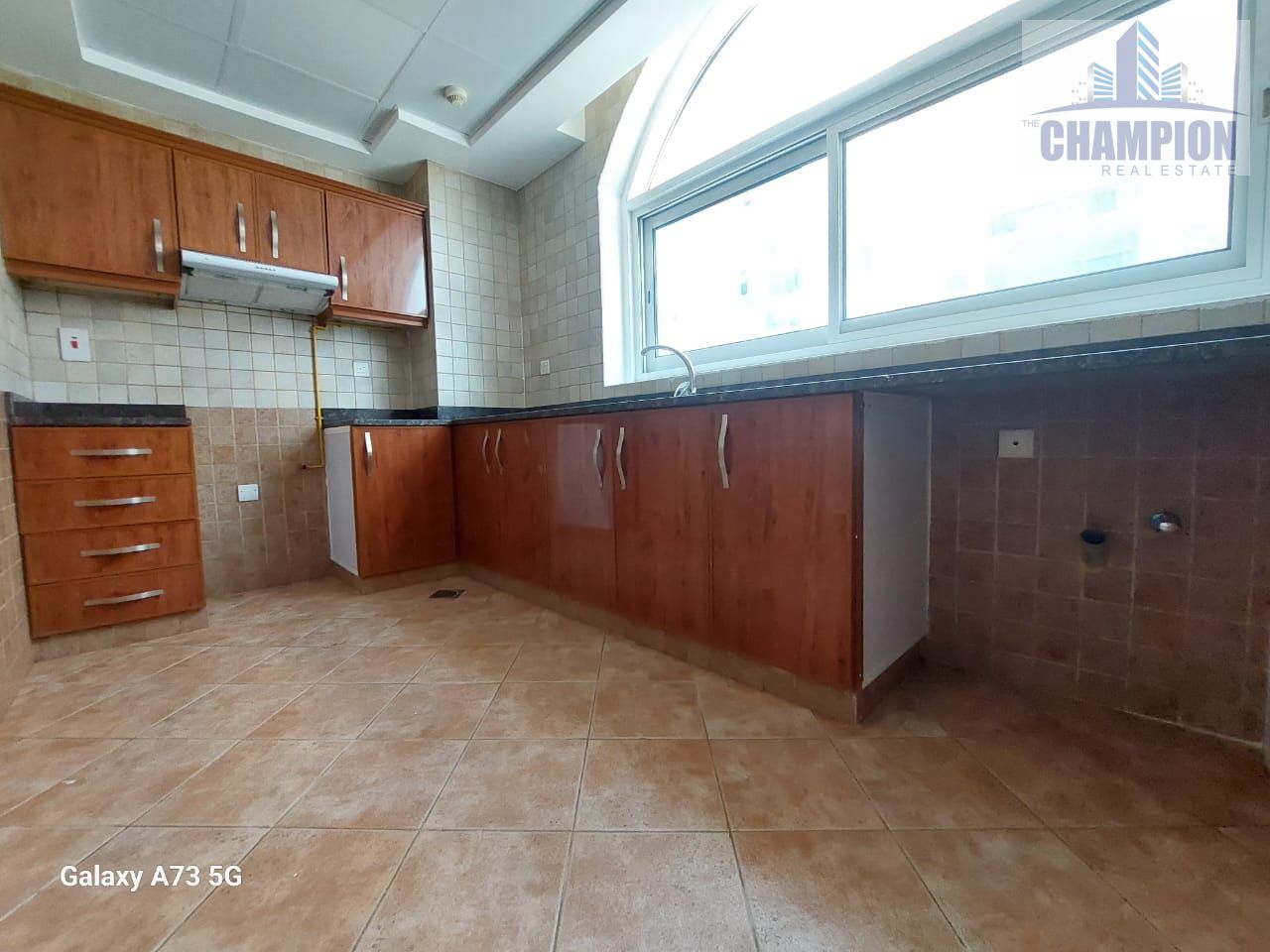 BIG KITCHEN 2BHK APARTMENT BALCONY FREE PARKING AVAILABLE