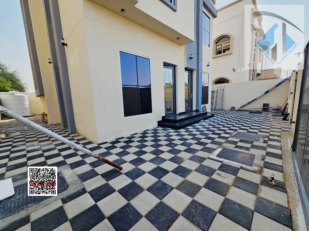 A prime opportunity right opposite the mosque: a villa with a large yard is for sale at a reasonable and negotiable price. Excellent location, freehol