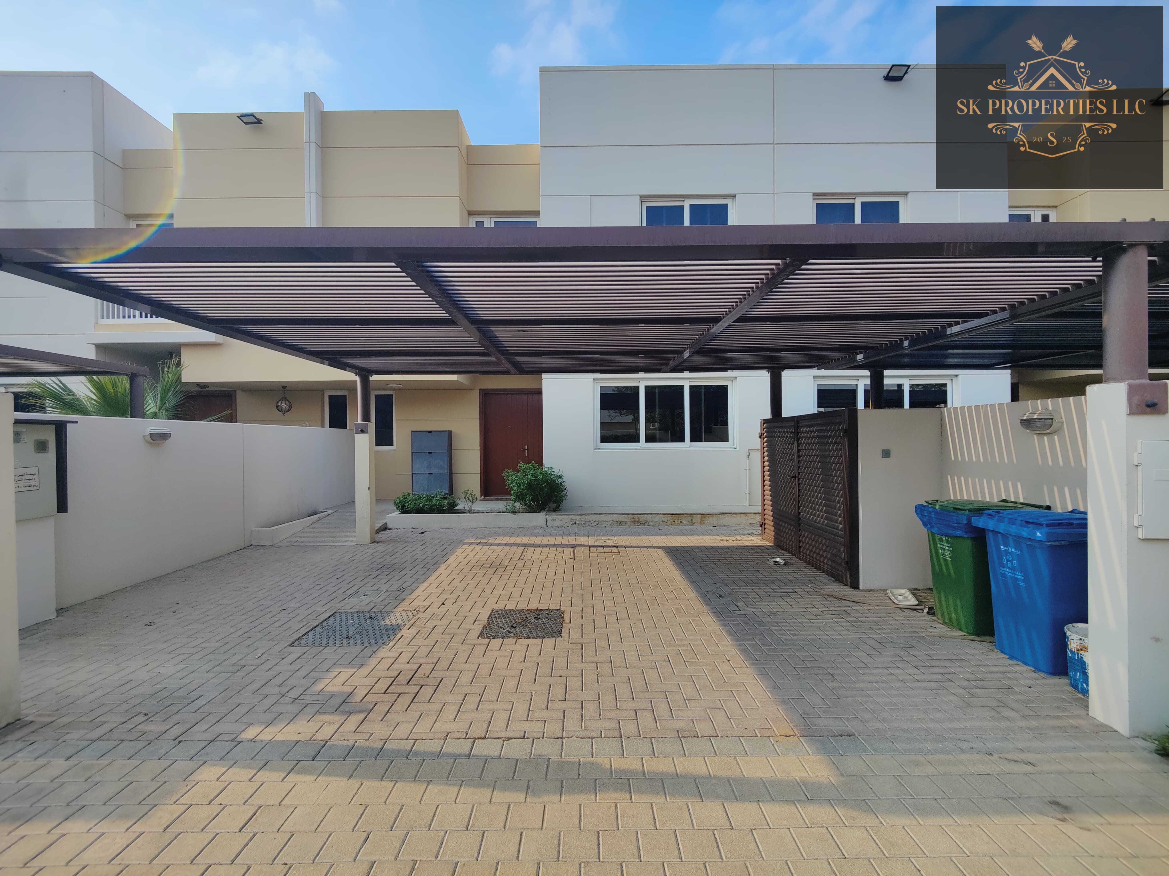 Modern elegant design luxury 4 bedroom townhouse prime location healthy family living environment private pool laundry room big size parking garage