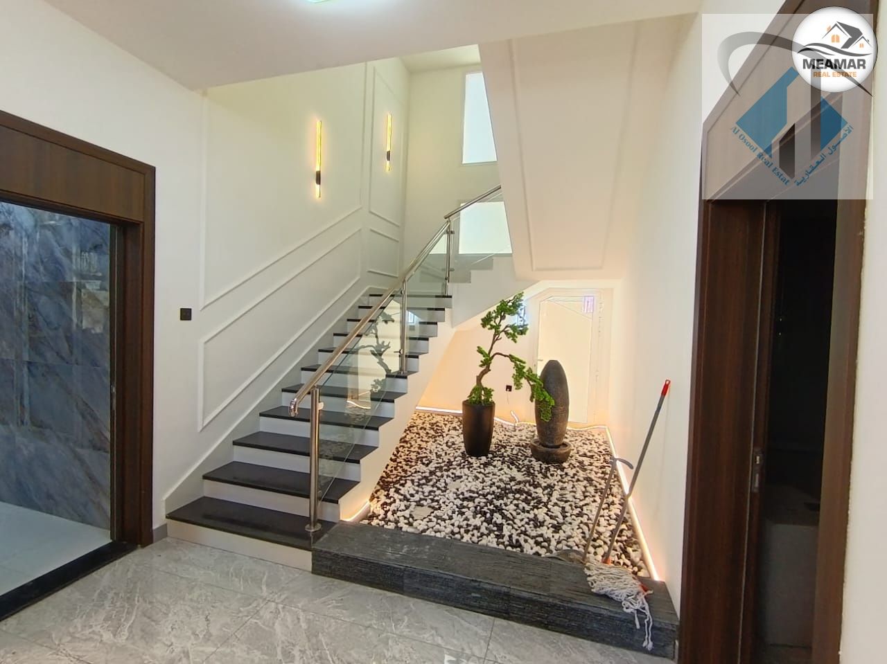 Brand new villa, freehold, excellent finishing, bank financing available, 6 rooms, prime location, excellent price, fully furnished with electricity,