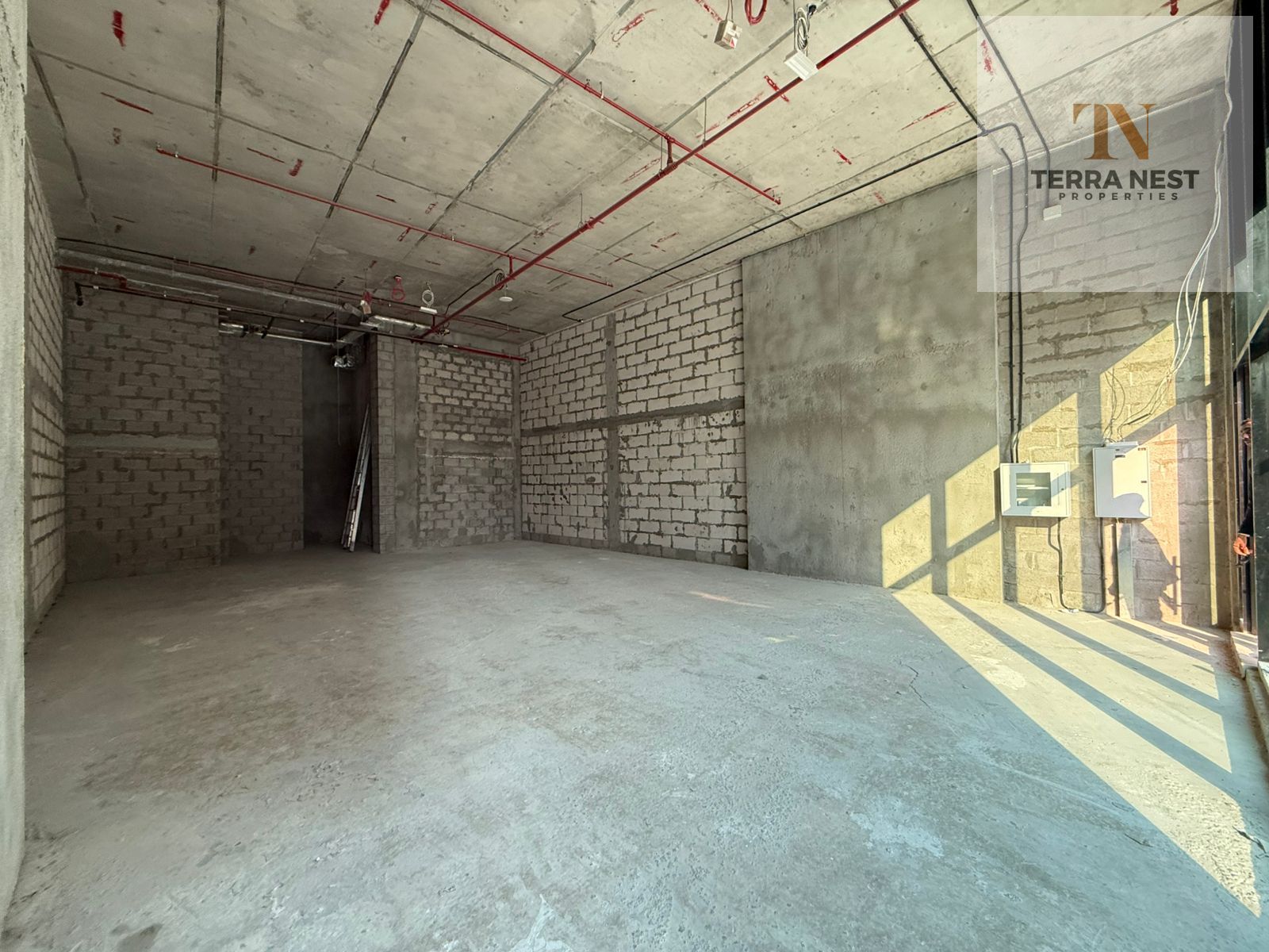 SHELL AND CORE SHOP | HIGH VISIBILITY | SPACIOUS