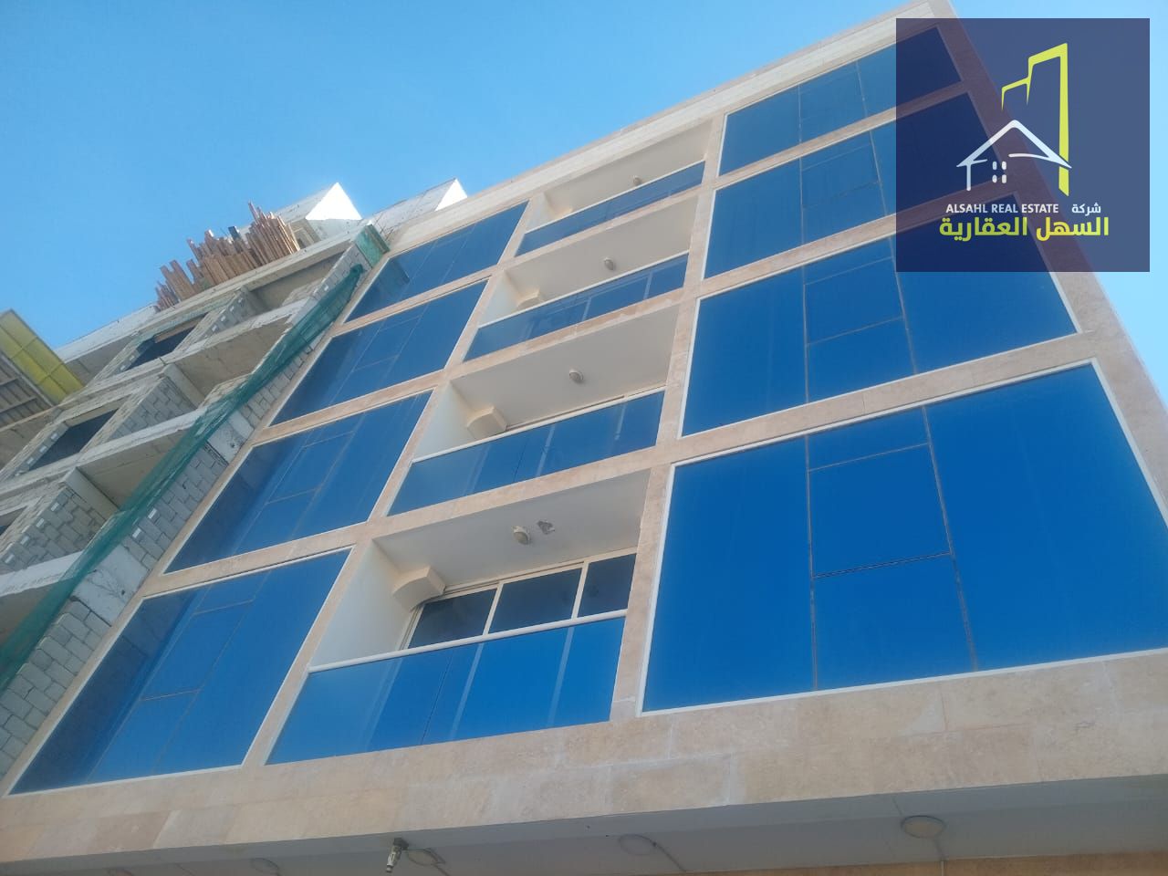 For Sale – Residential & Commercial Building in Al Falah Area, Sharjah Building details: 21 one-bedroom apartments with living room