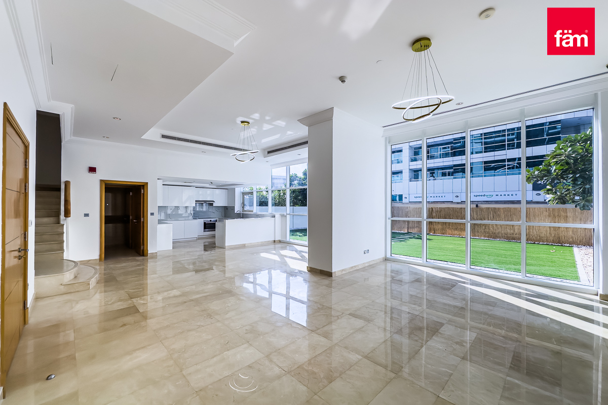 Vacant / Duplex / Private Garden