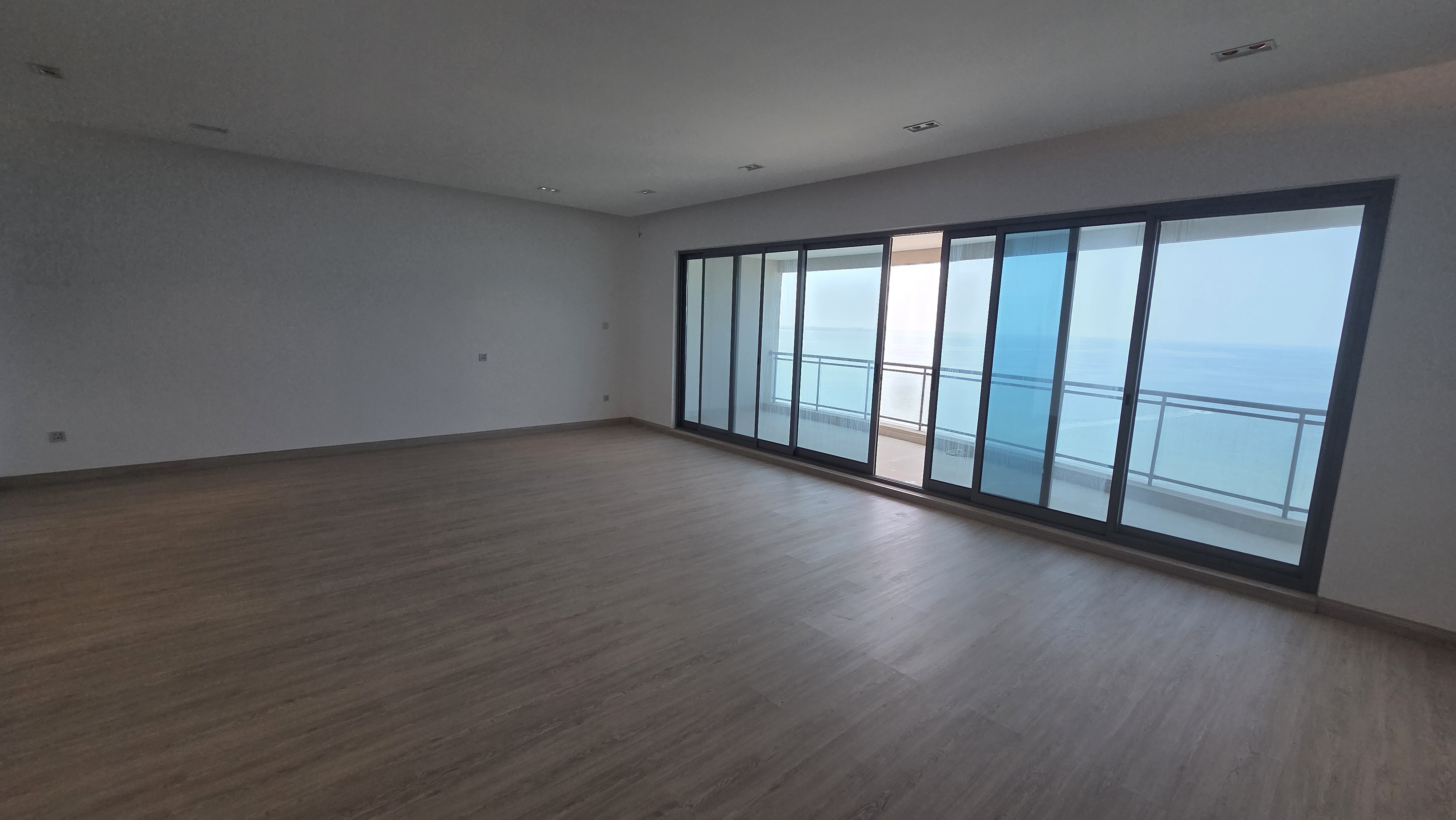 For sale luxury apartment with a full sea view – Freehold
