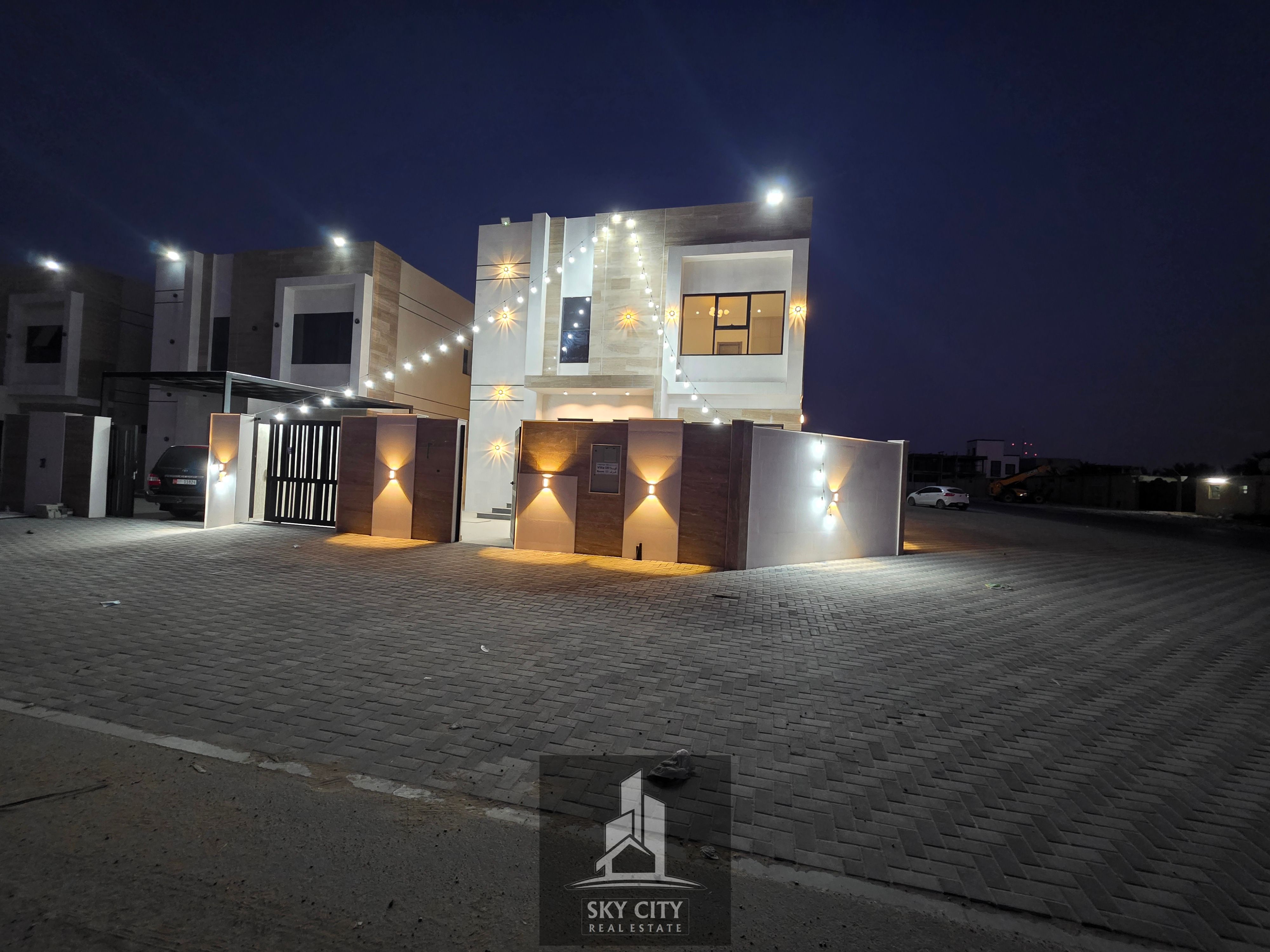 Corner of two streets Very distinctive design, wide monsters and great bounce in front of the villa Super Deluxe finish Special price