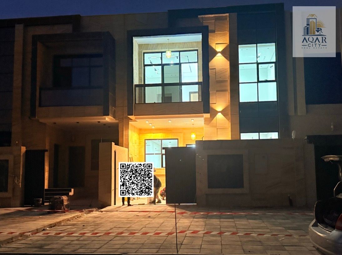 Villa for sale in Ajman, Al Helio 2 area. The villa consists of 5 master bedrooms, a majlis (formal sitting room), a living room, and a maid's room. F