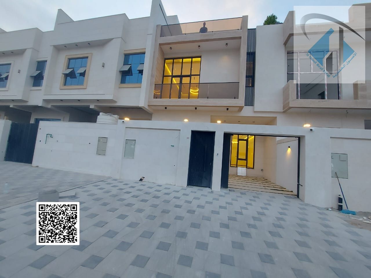 Townhouse in Al Yasmin, registration fees included, 6 rooms, central air conditioning, and an indoor rooftop. Freehold ownership for all nationalities