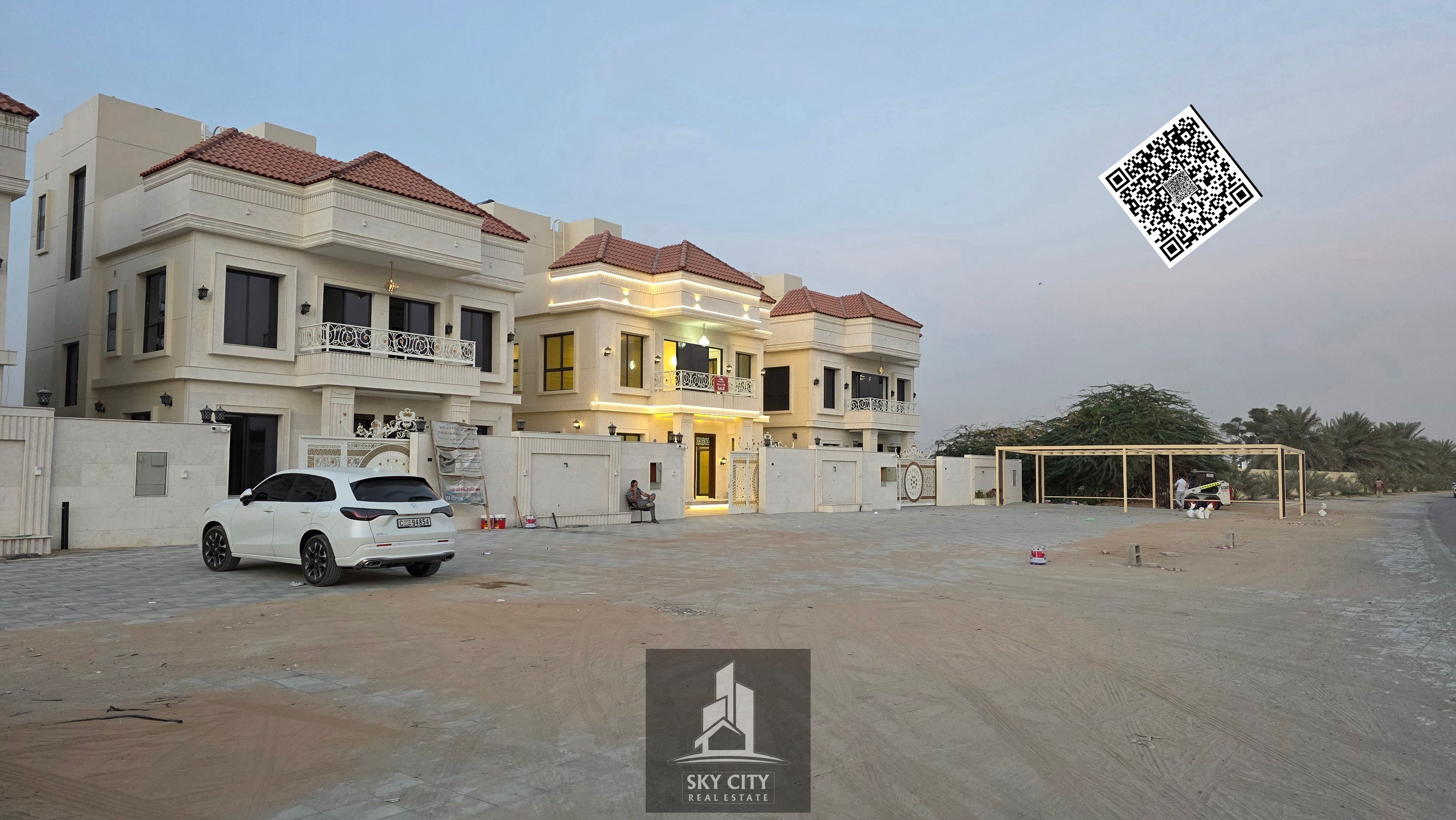 Modern villa on a main street with a very large setback and fully centralized air conditioning.