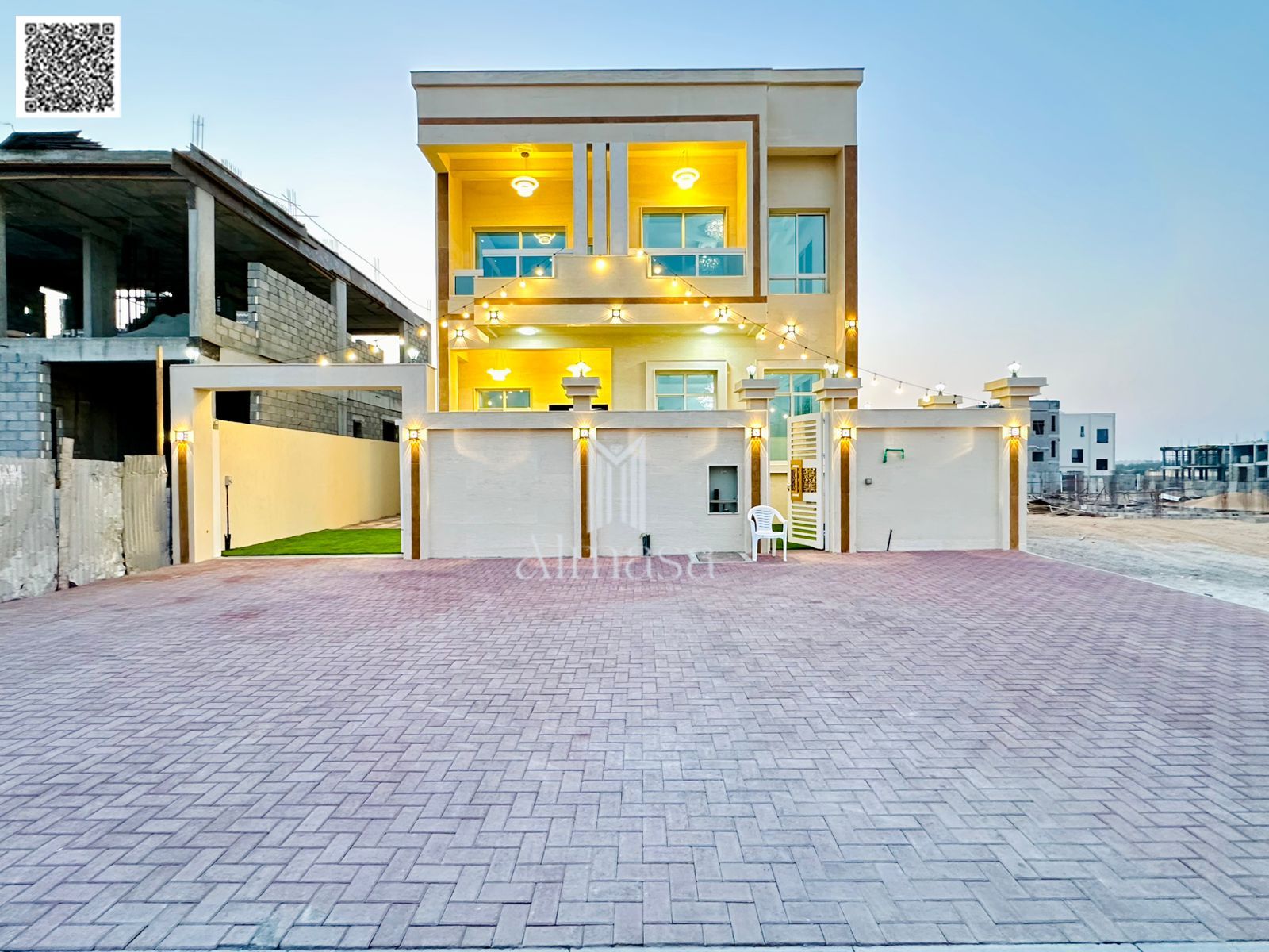 Modern villa on a main street, parking space for 10 cars, no registration fees.